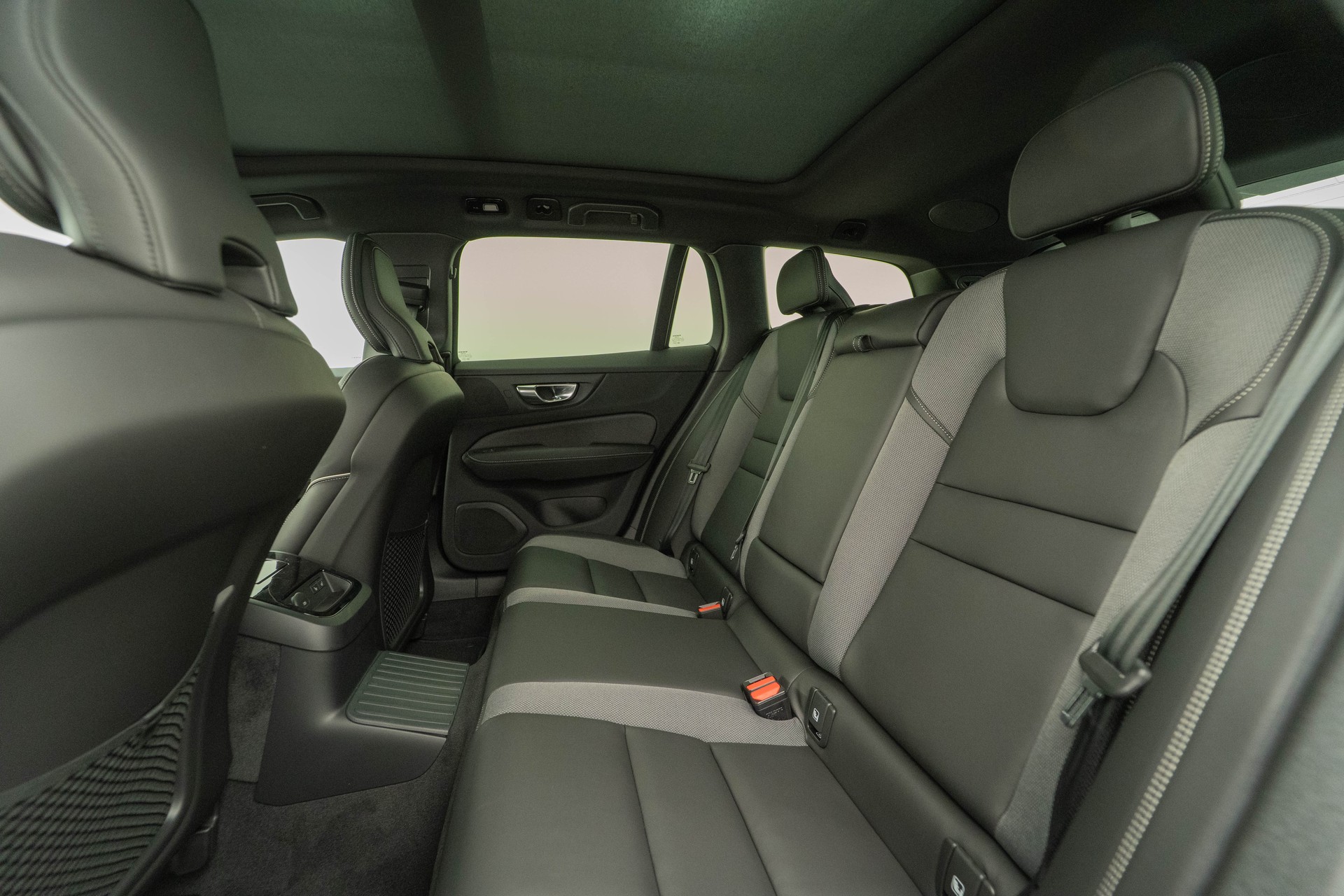 VOLVO V60 2.0 T6 TE Ultra Dark eAWD-image-8
