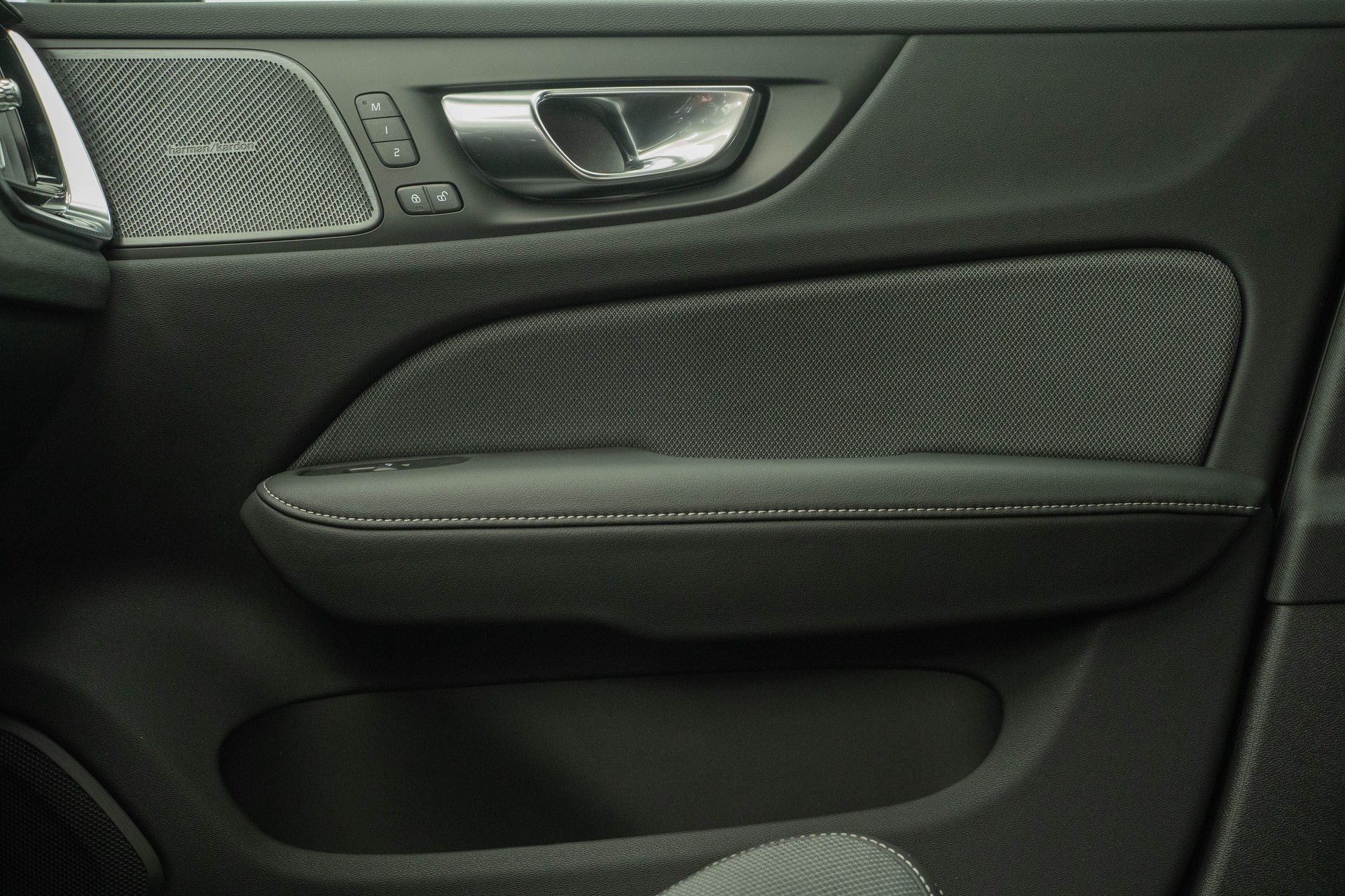 VOLVO V60 2.0 T6 TE Ultra Dark eAWD-image-12