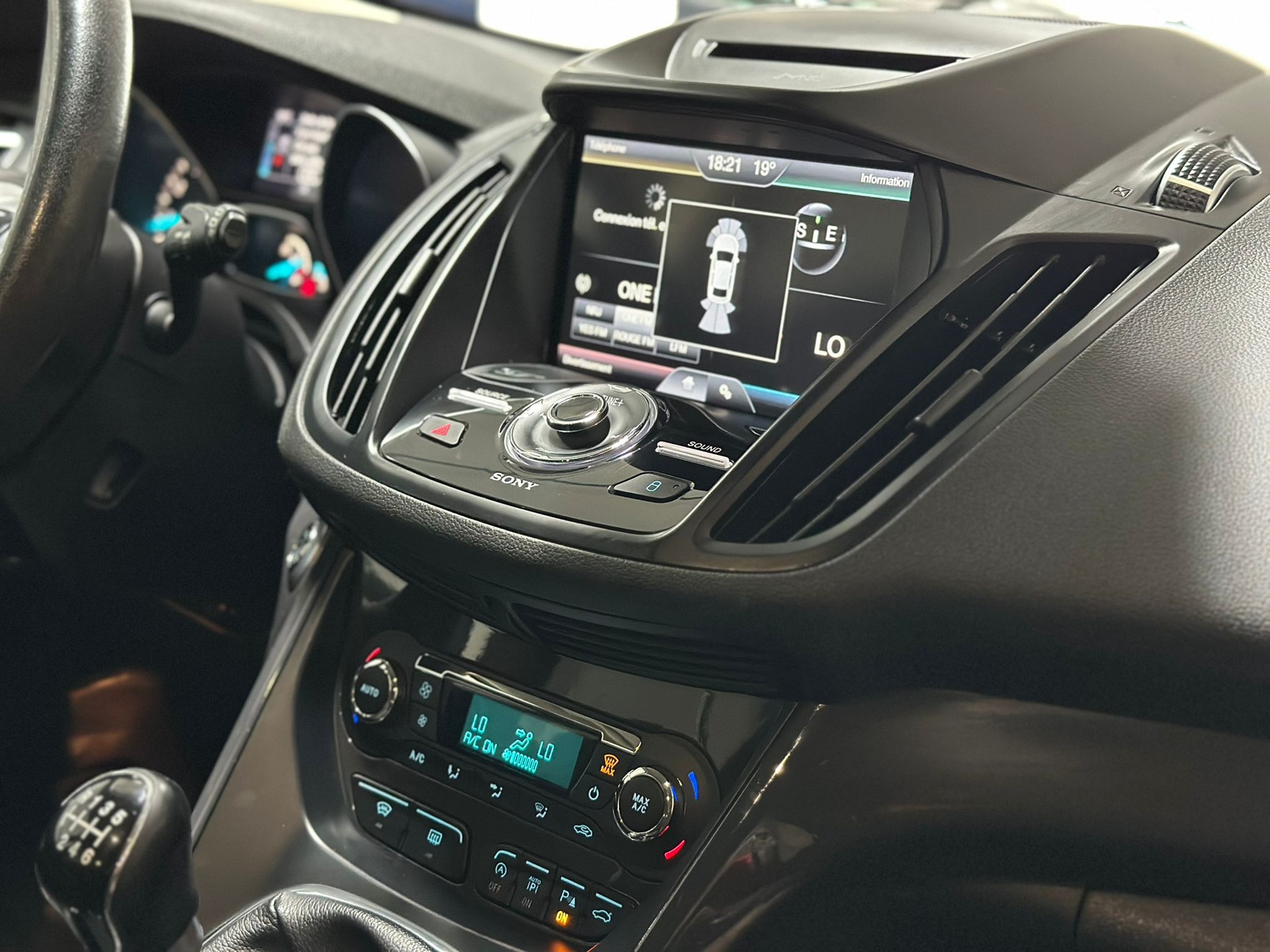 FORD Kuga 1.5 SCTi Carving 2WD-image-14