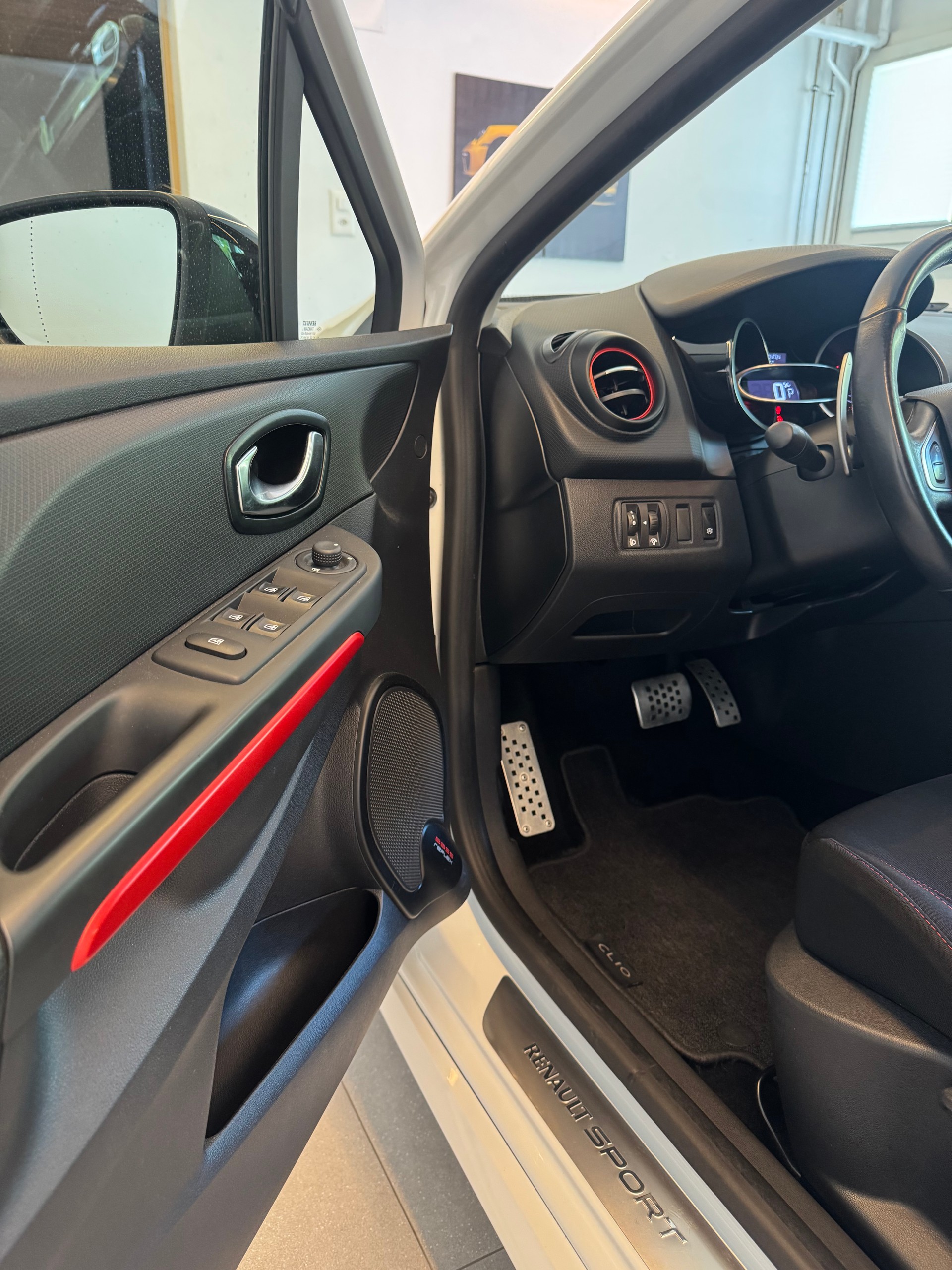 RENAULT Clio 1.6 T RS 200 EDC-image-10