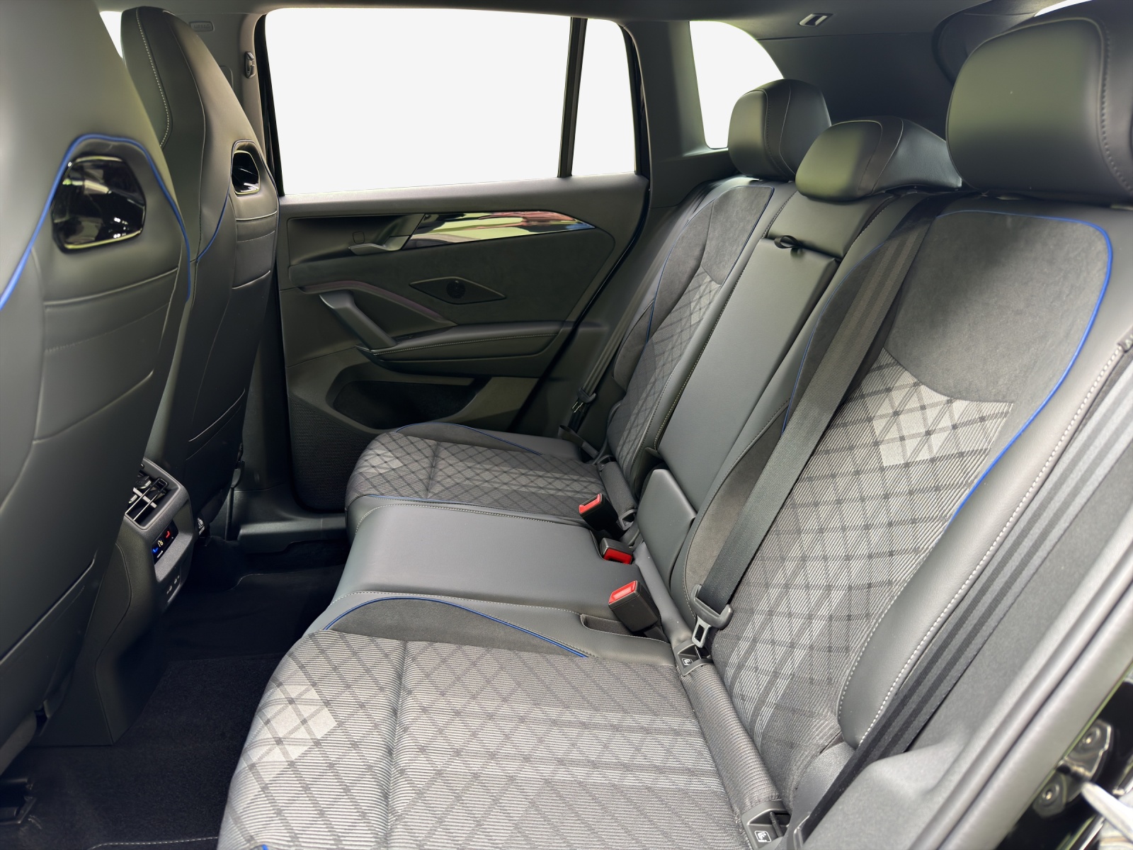 VW Tiguan 2.0 TSI DSG R-Line 4Motion-image-11
