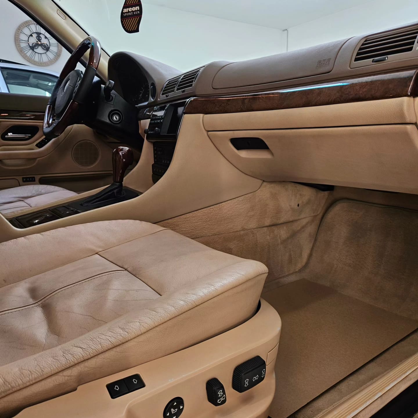 BMW 740i-image-15