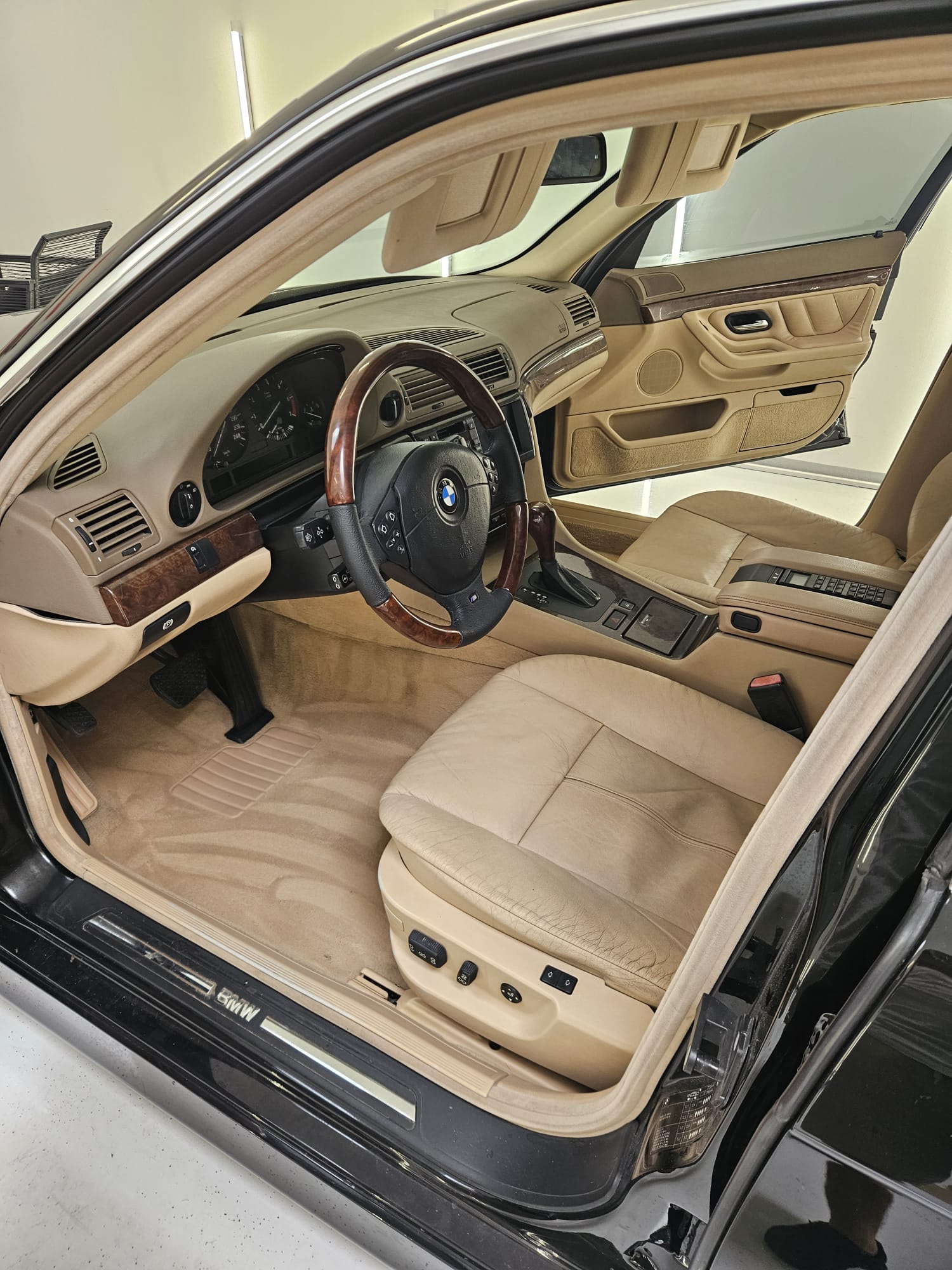 BMW 740i-image-14