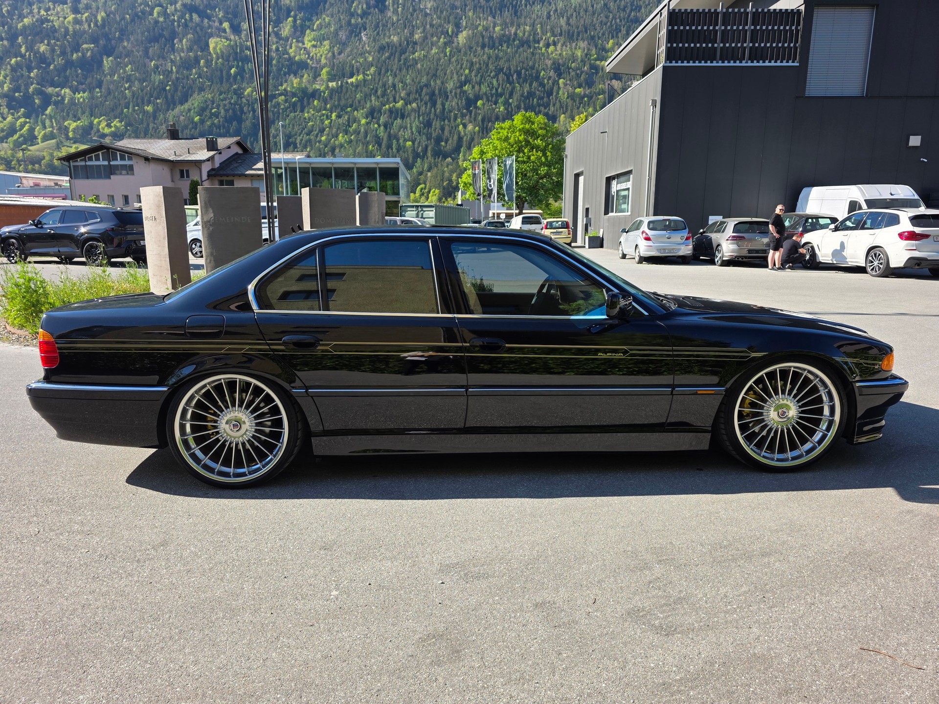 BMW 740i-image-5