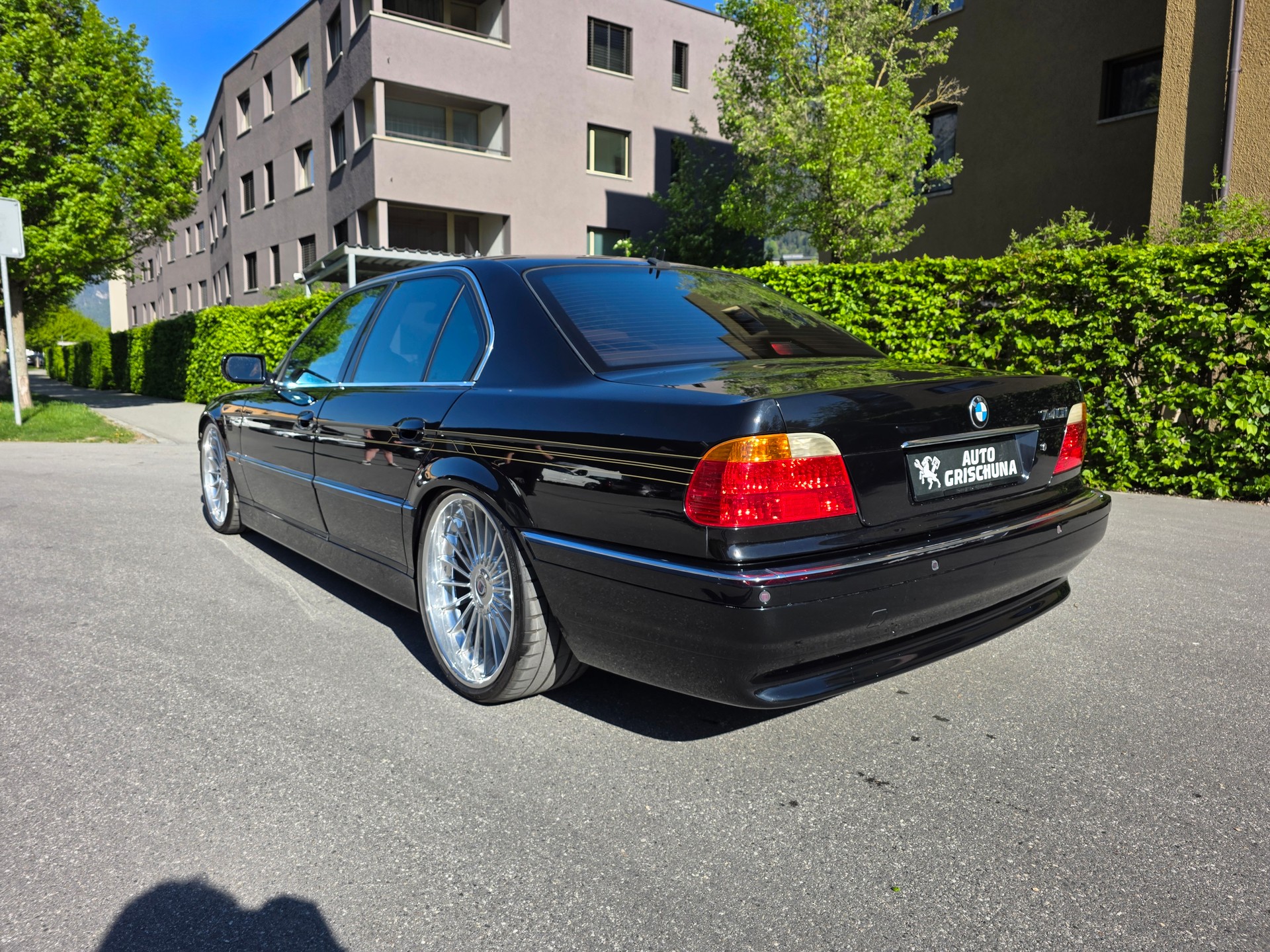 BMW 740i-image-2