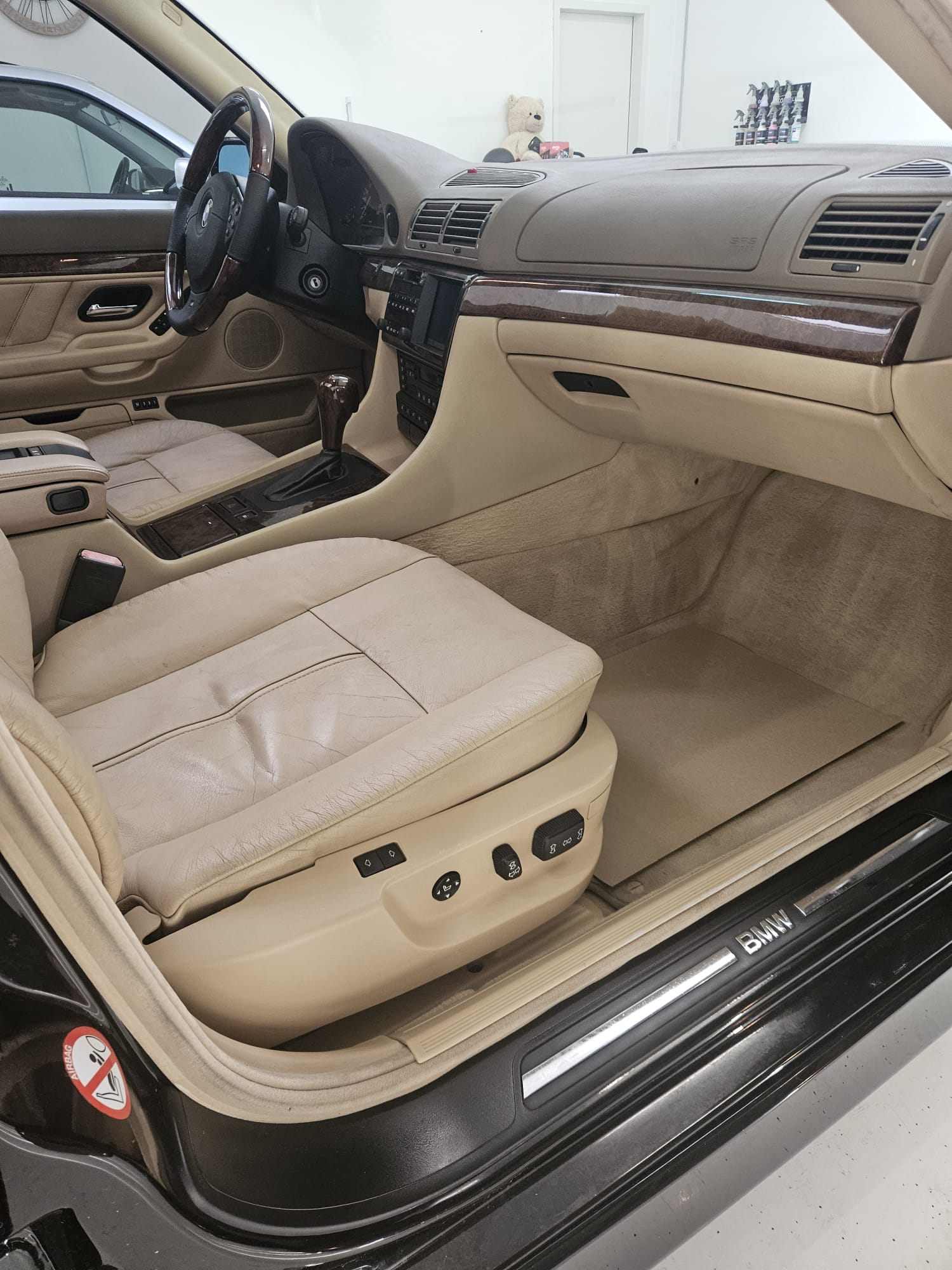 BMW 740i-image-12