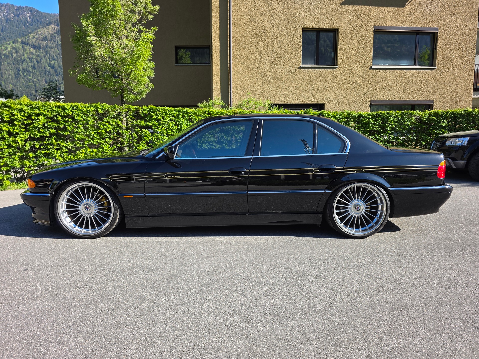BMW 740i-image-1