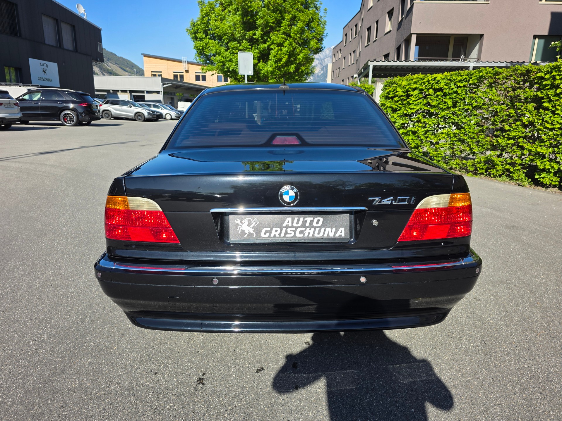 BMW 740i-image-3