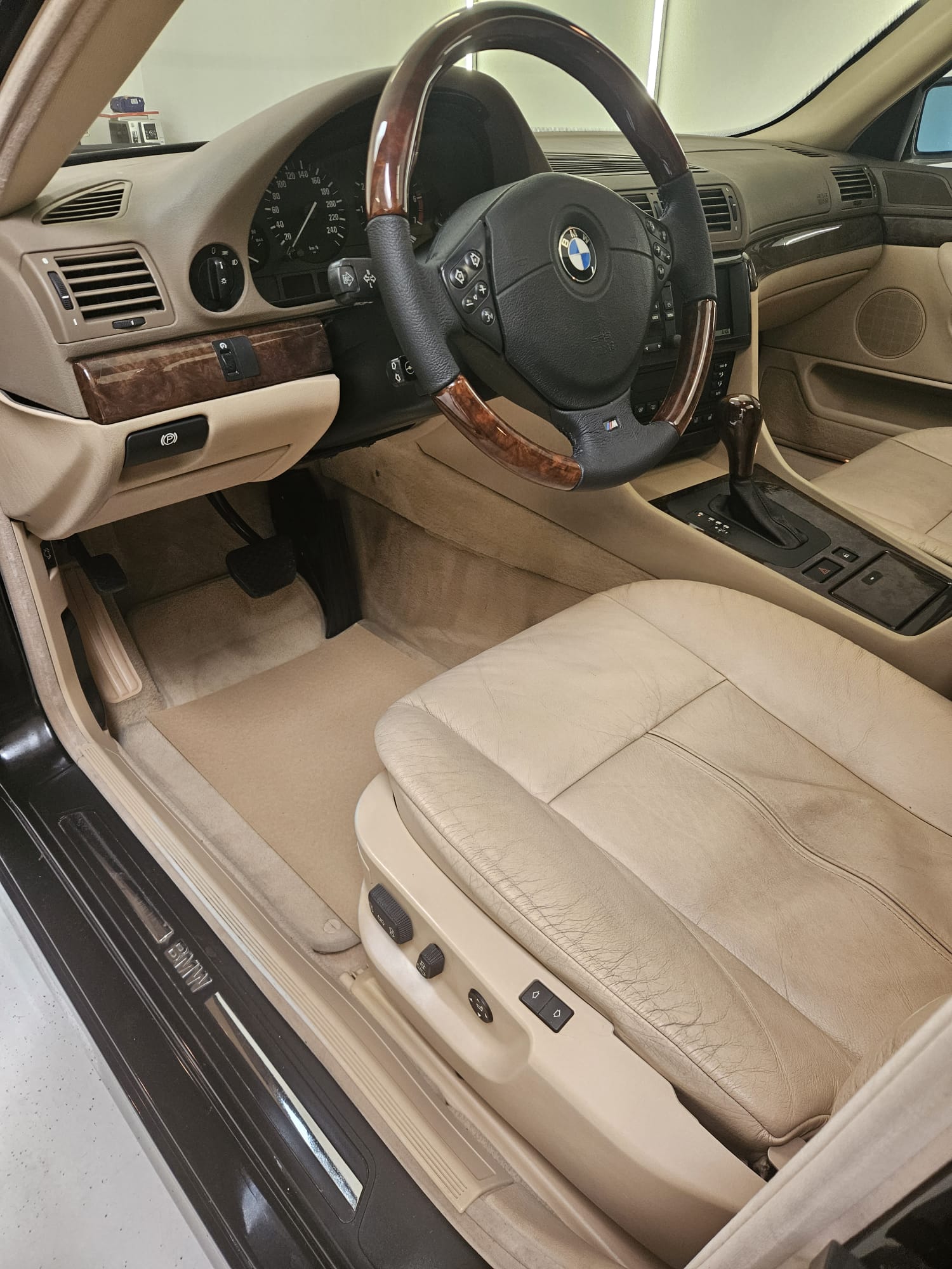 BMW 740i-image-13
