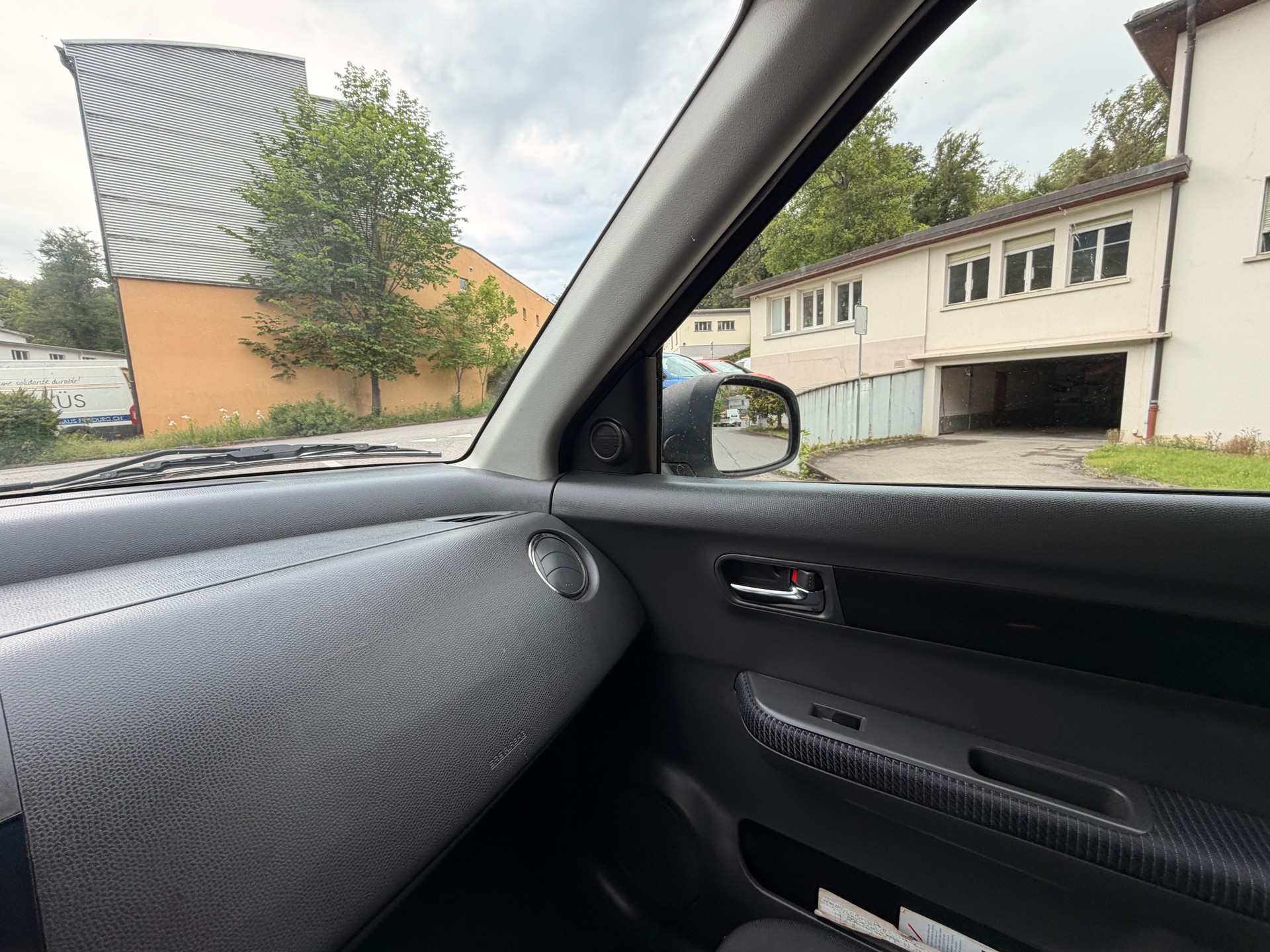 SUZUKI Swift 1.3i 16V GL 4x4-image-23