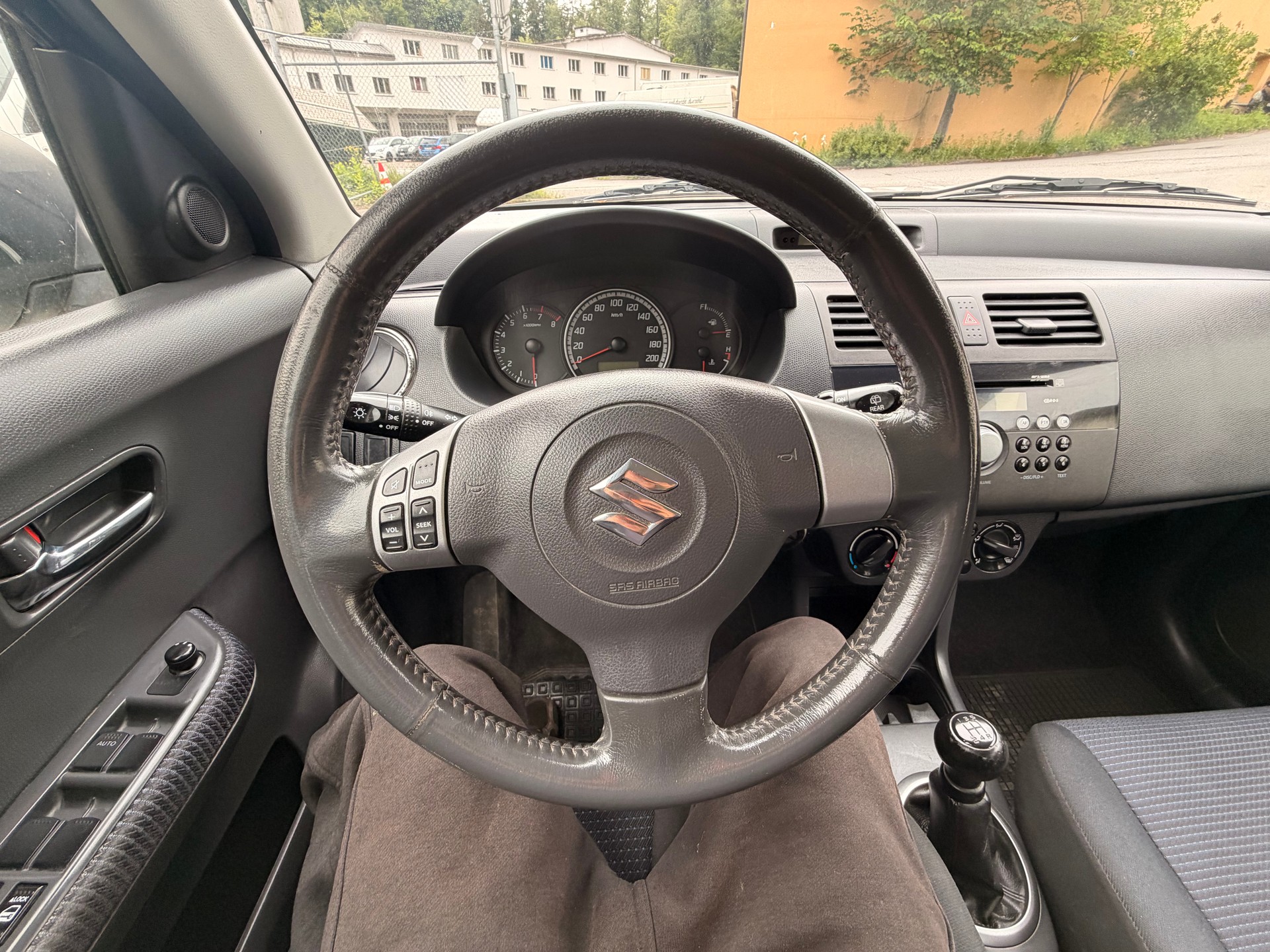 SUZUKI Swift 1.3i 16V GL 4x4-image-25