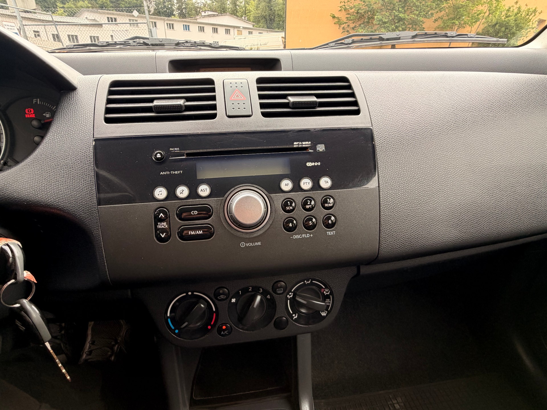 SUZUKI Swift 1.3i 16V GL 4x4-image-24