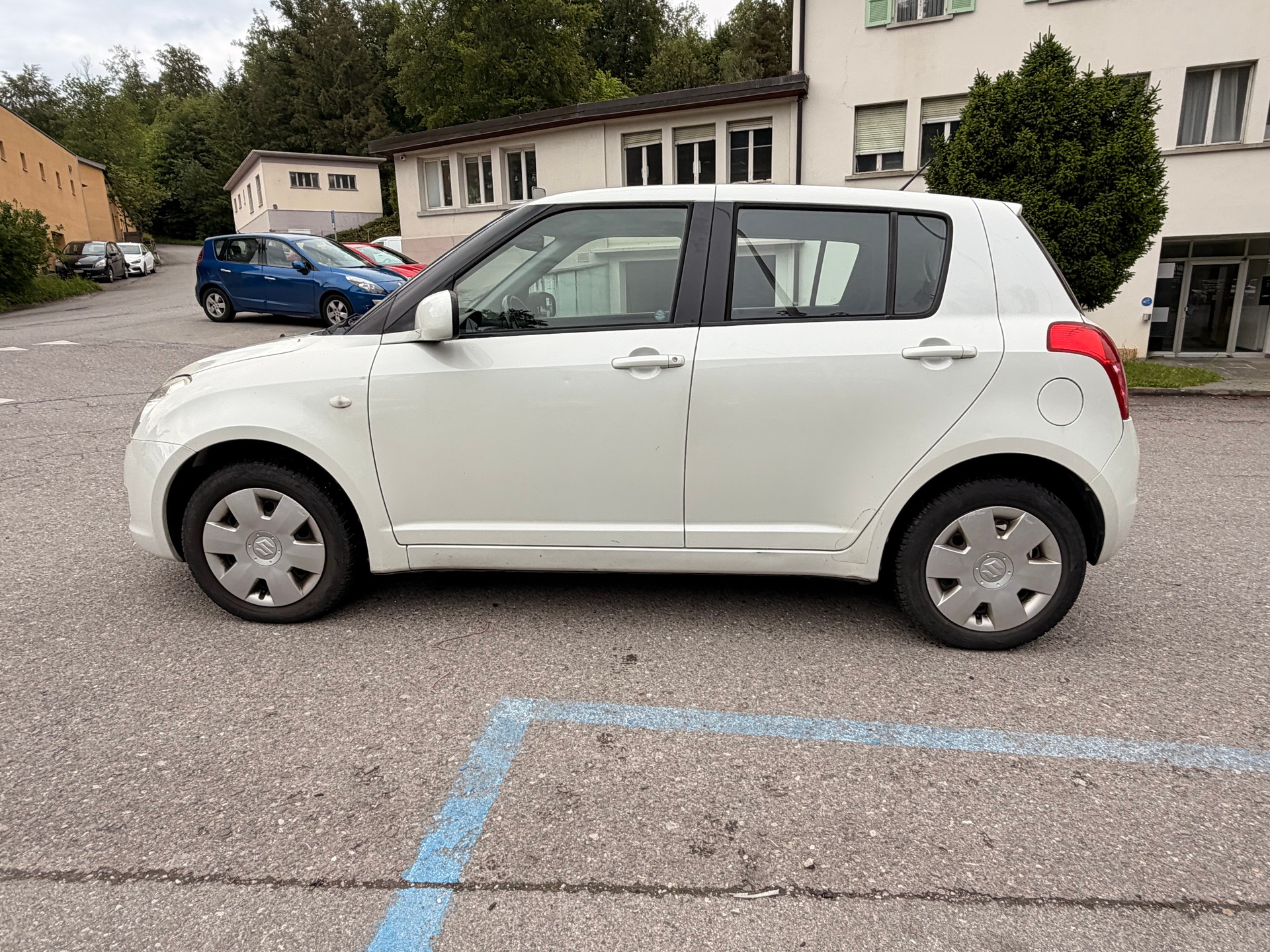 SUZUKI Swift 1.3i 16V GL 4x4-showroom-element-2