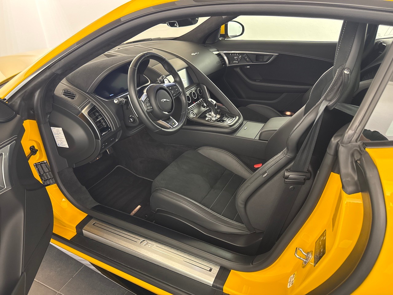 JAGUAR F-Type 5.0 V8 R75 AWD-image-4