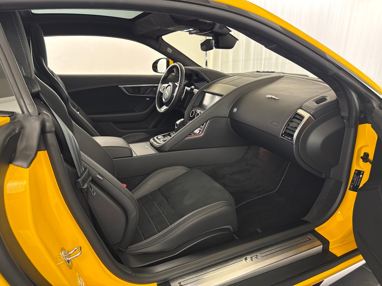JAGUAR F-Type 5.0 V8 R75 AWD-image-8
