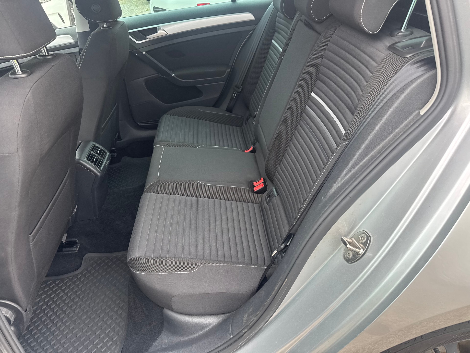 VW Golf Variant 2.0 TDI Cup 4Motion-image-8
