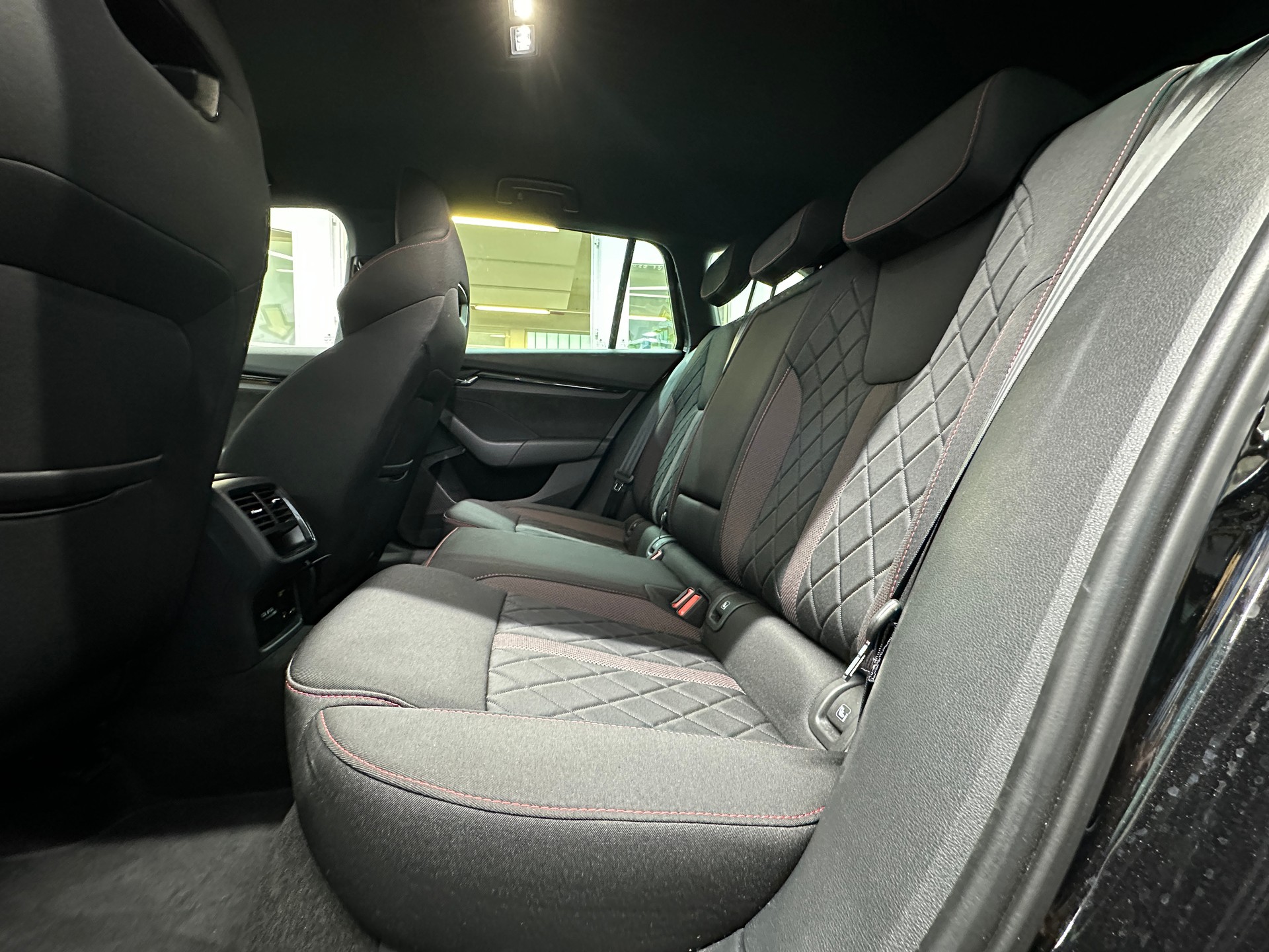 SKODA Octavia Combi 2.0 TDI DSG RS 4x4-image-8