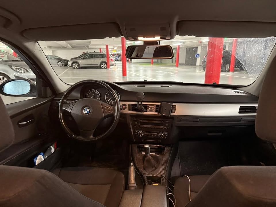 BMW 318i-image-5