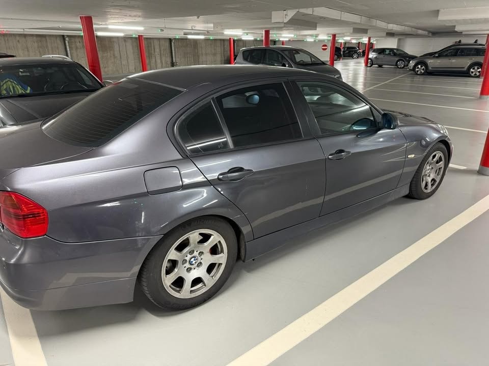 BMW 318i-image-4