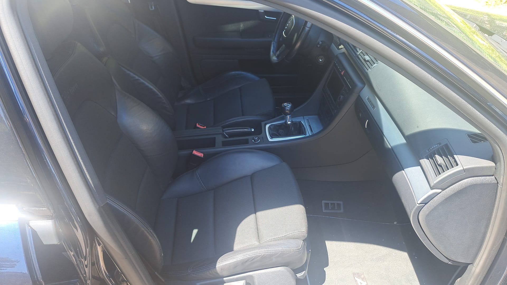 AUDI A4 Limousine 2.0 Turbo FSI quattro-image-8