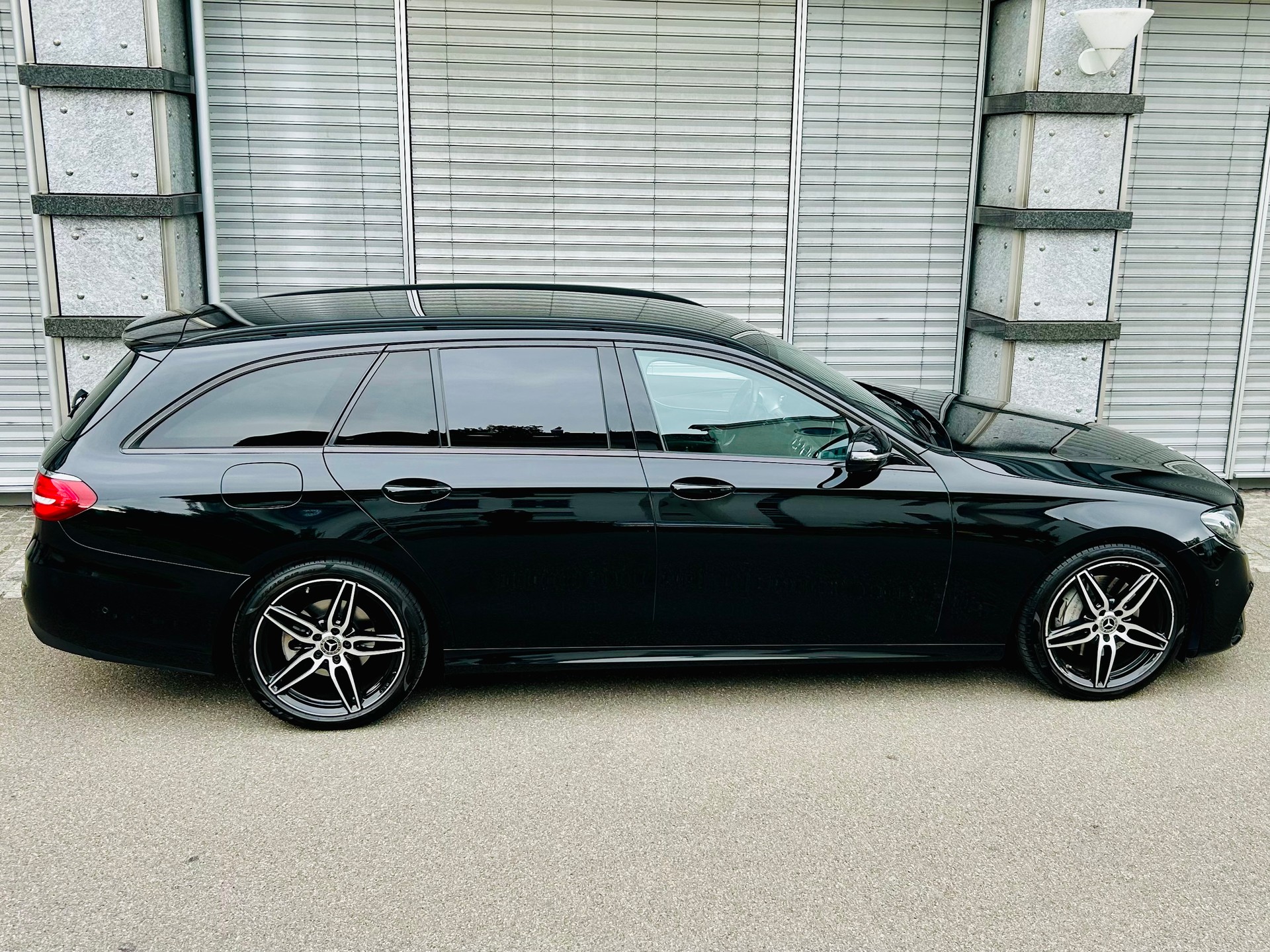 MERCEDES-BENZ E 220 d AMG Line 9G-Tronic-image-11
