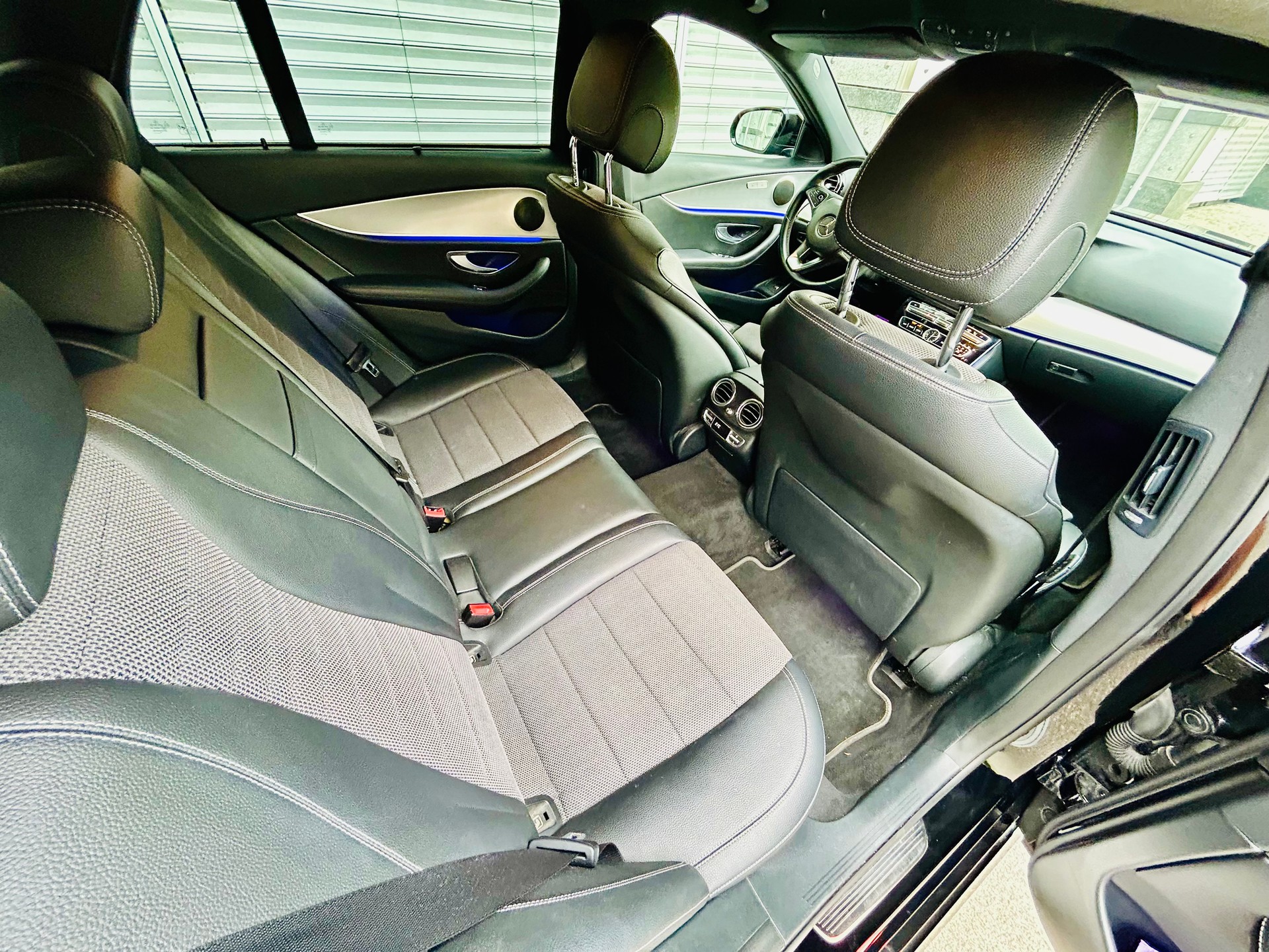 MERCEDES-BENZ E 220 d AMG Line 9G-Tronic-image-13