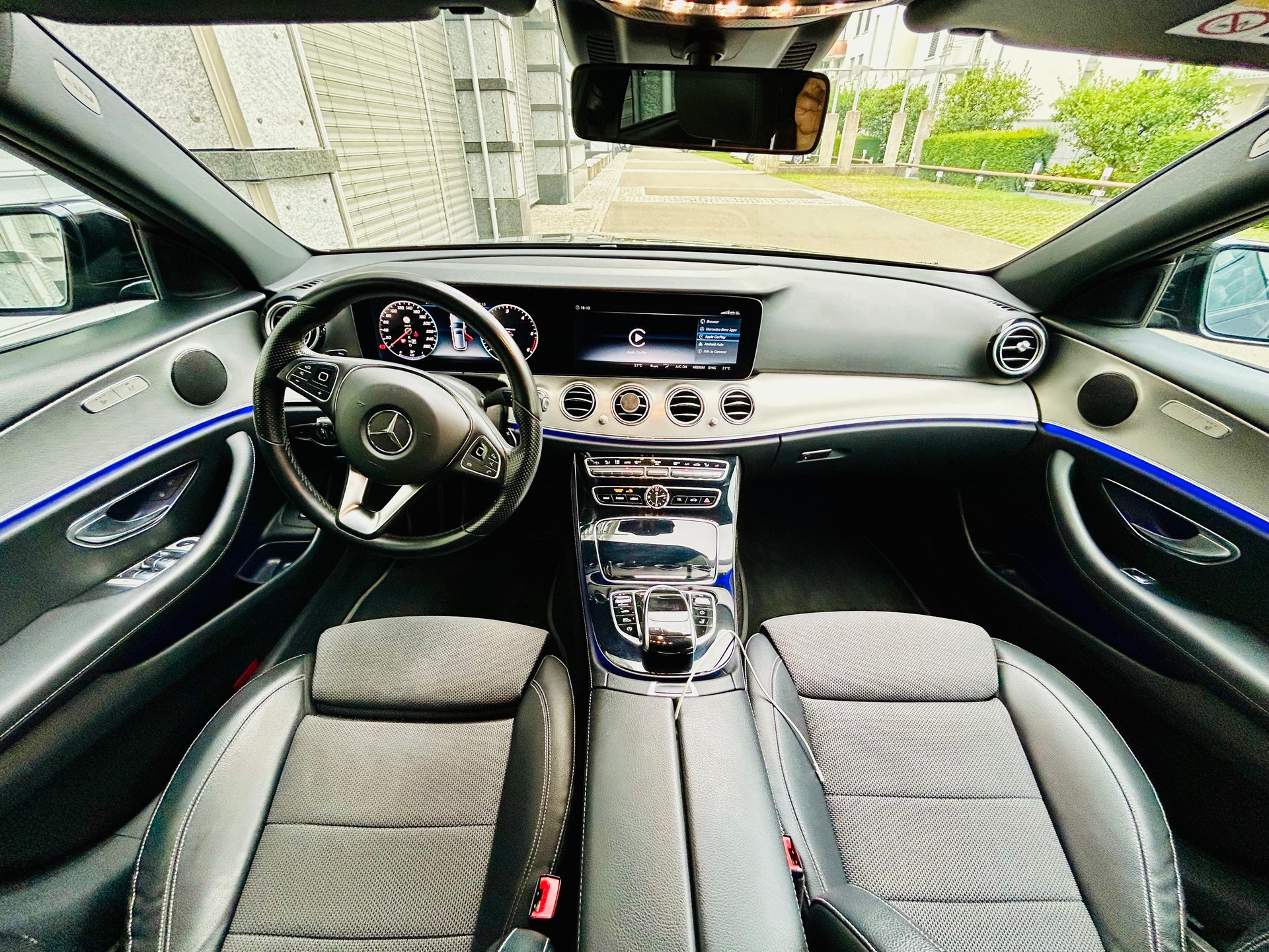 MERCEDES-BENZ E 220 d AMG Line 9G-Tronic-image-12