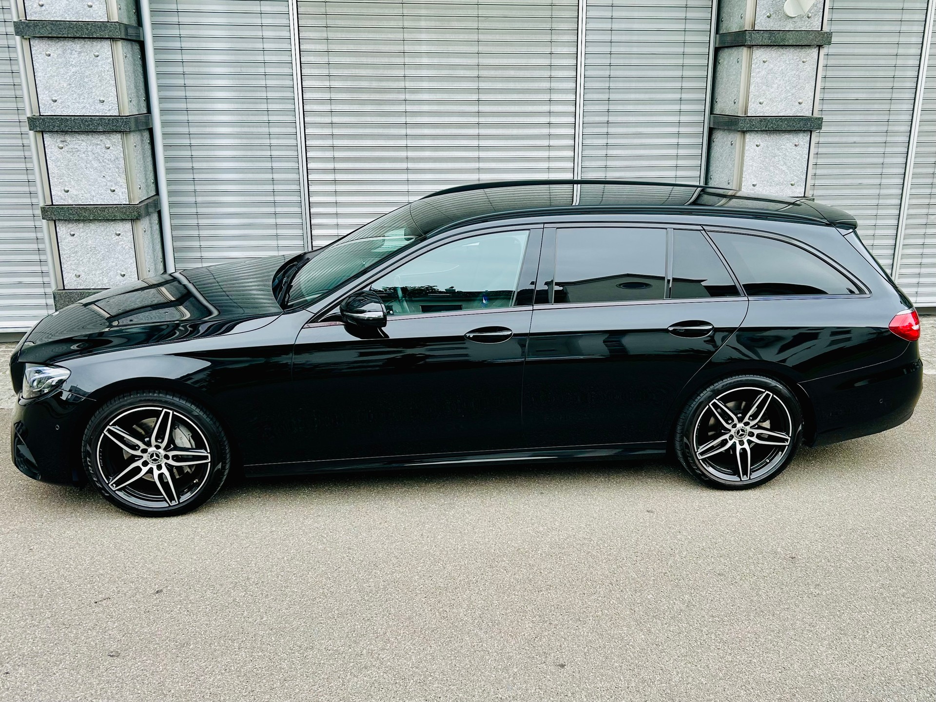 MERCEDES-BENZ E 220 d AMG Line 9G-Tronic-image-4