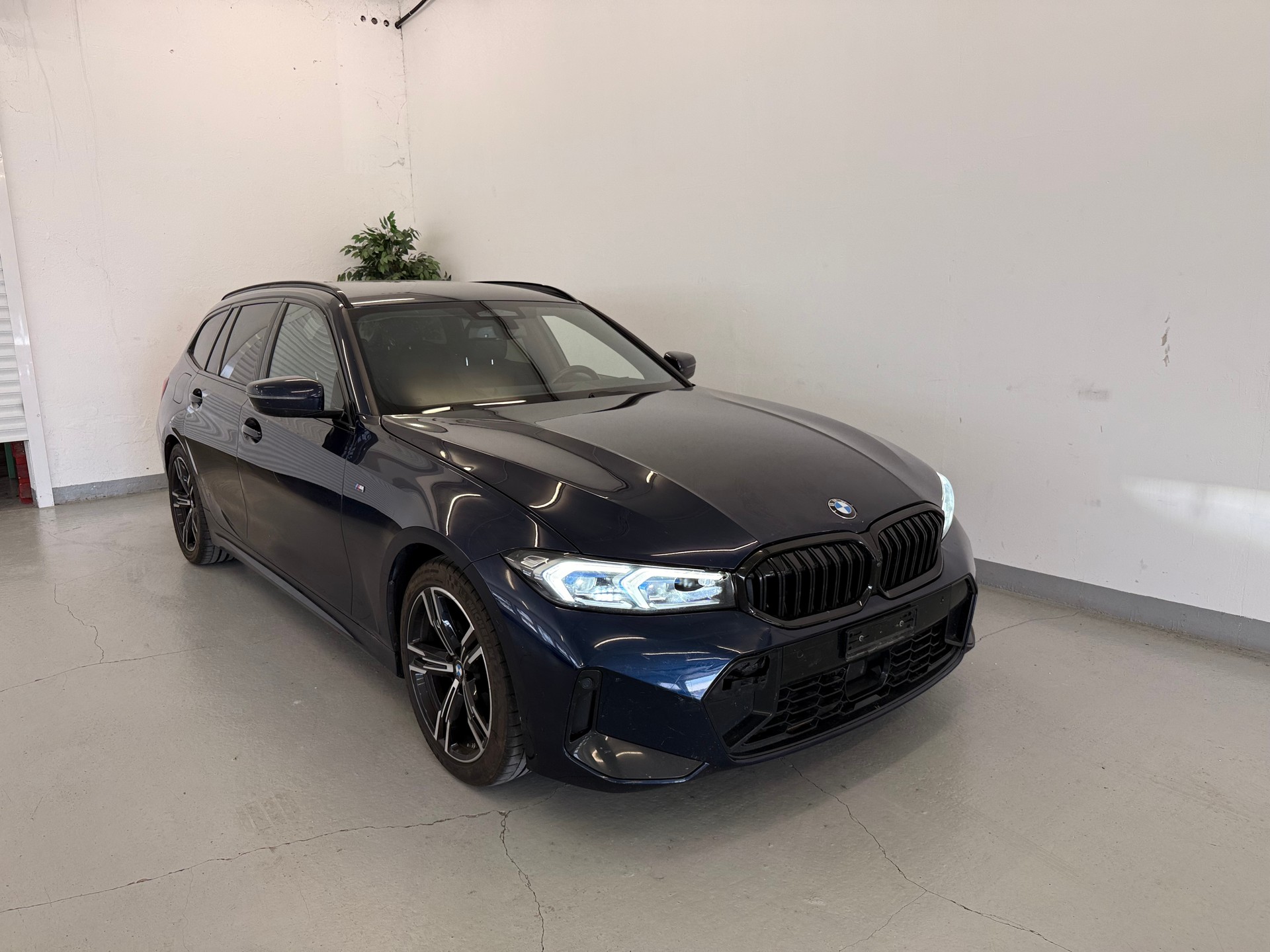 BMW 320d xDrive 48V Touring Steptronic M Sport-image-0
