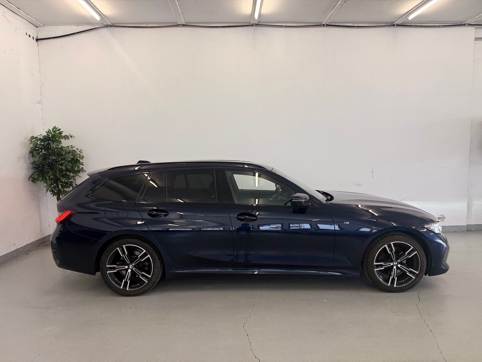 BMW 320d xDrive 48V Touring Steptronic M Sport-image-5