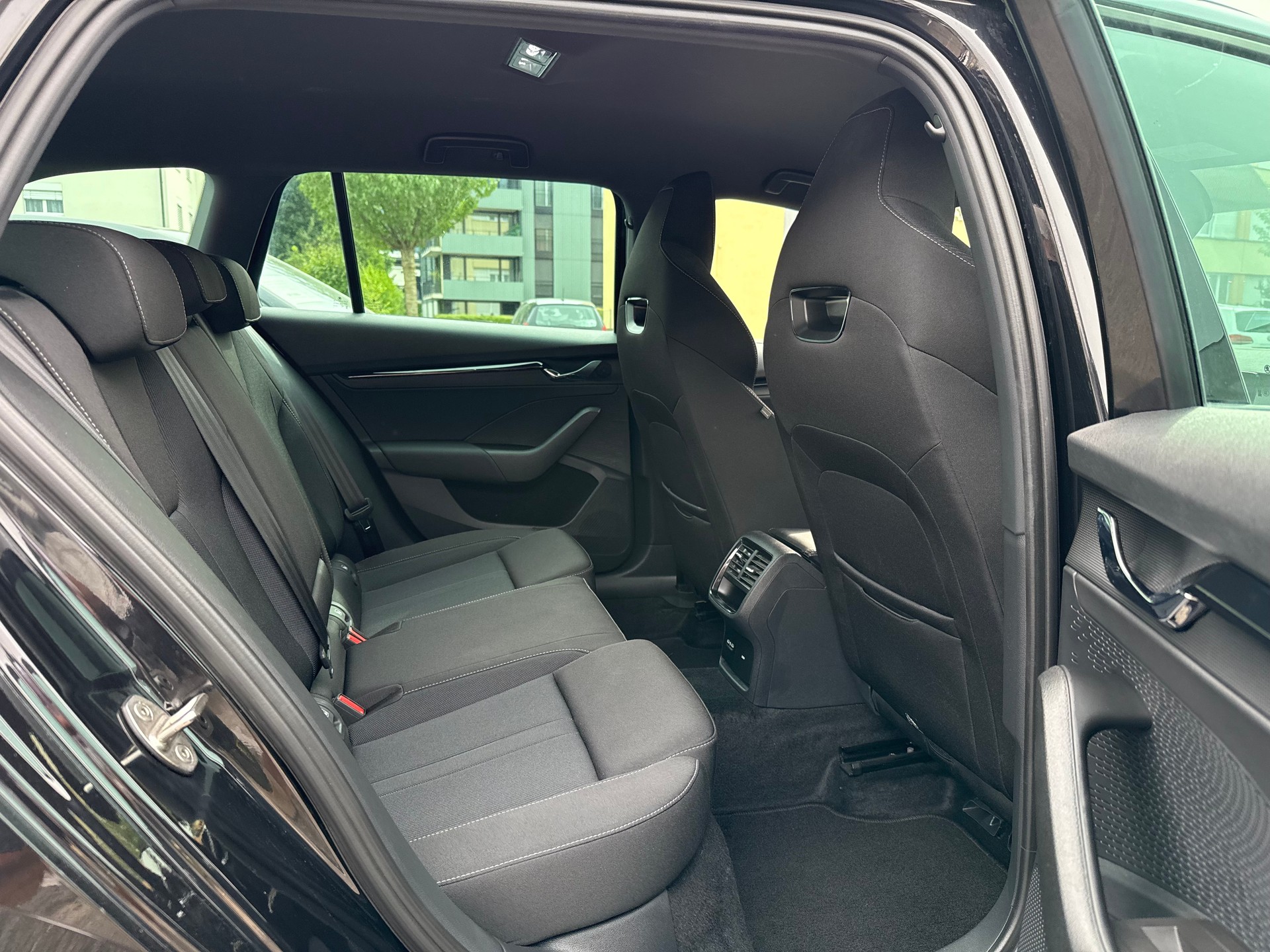 SKODA Octavia Combi 2.0 TSI SportLine 4x4 DSG-image-13