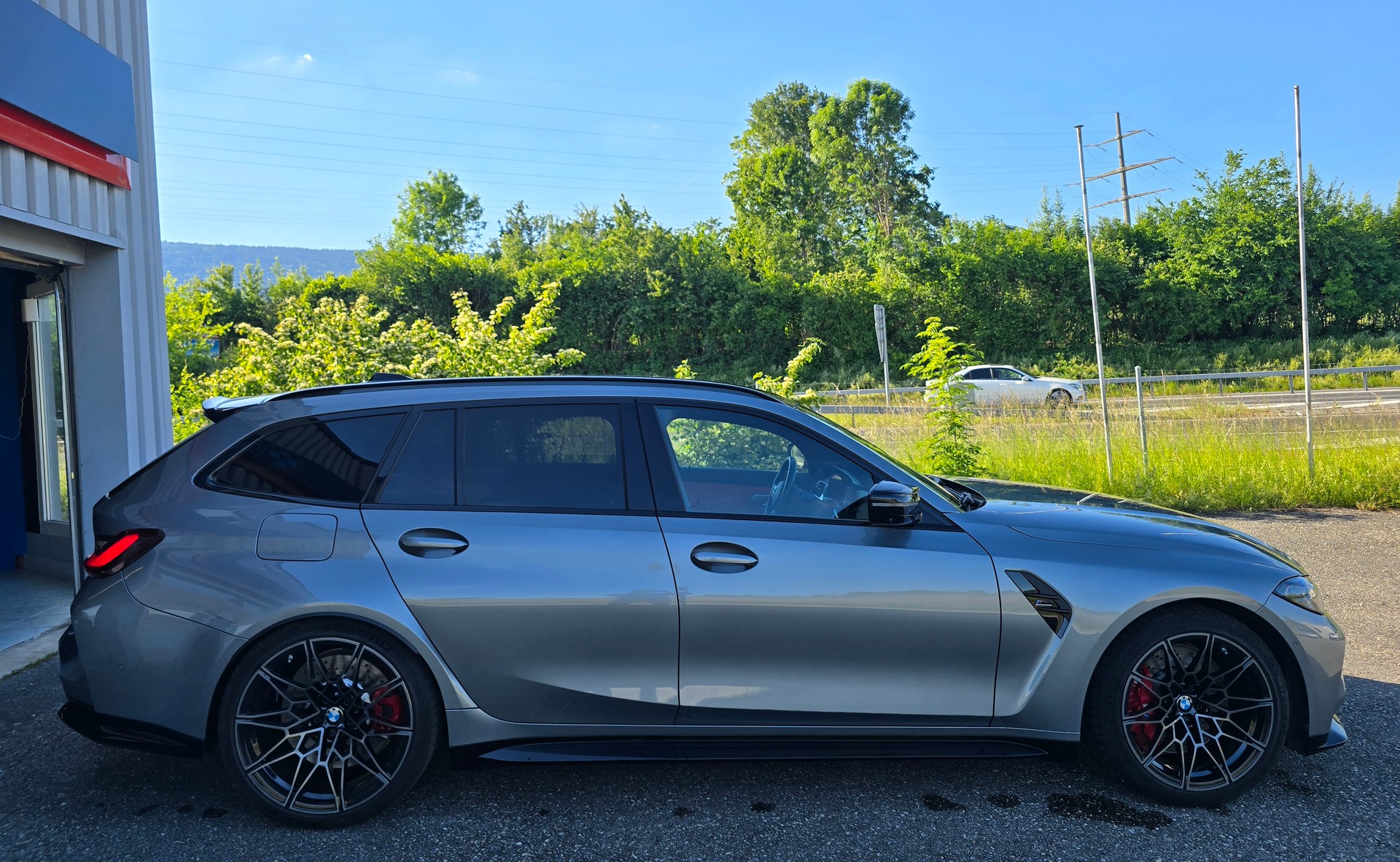 BMW M3 Touring xDrive Competition M INDIVIDUAL-image-4