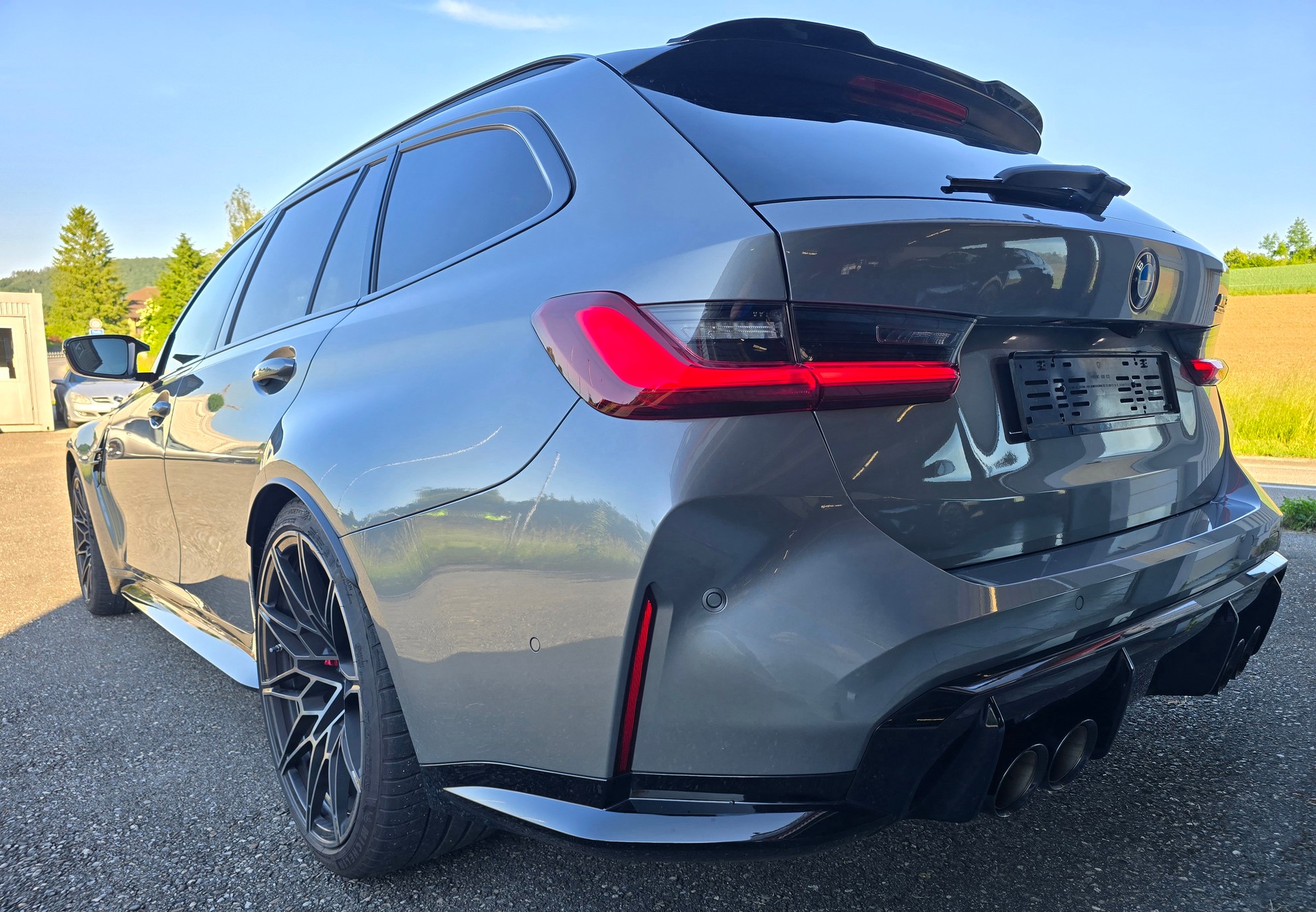 BMW M3 Touring xDrive Competition M INDIVIDUAL-image-6