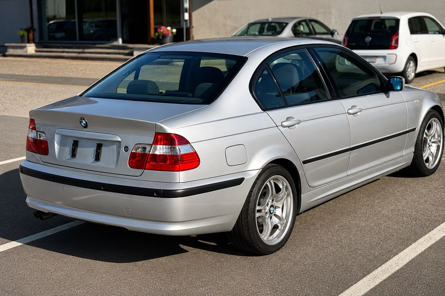 BMW 325i-image-4