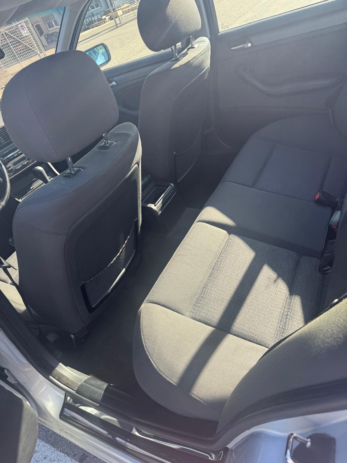 BMW 325i-image-8