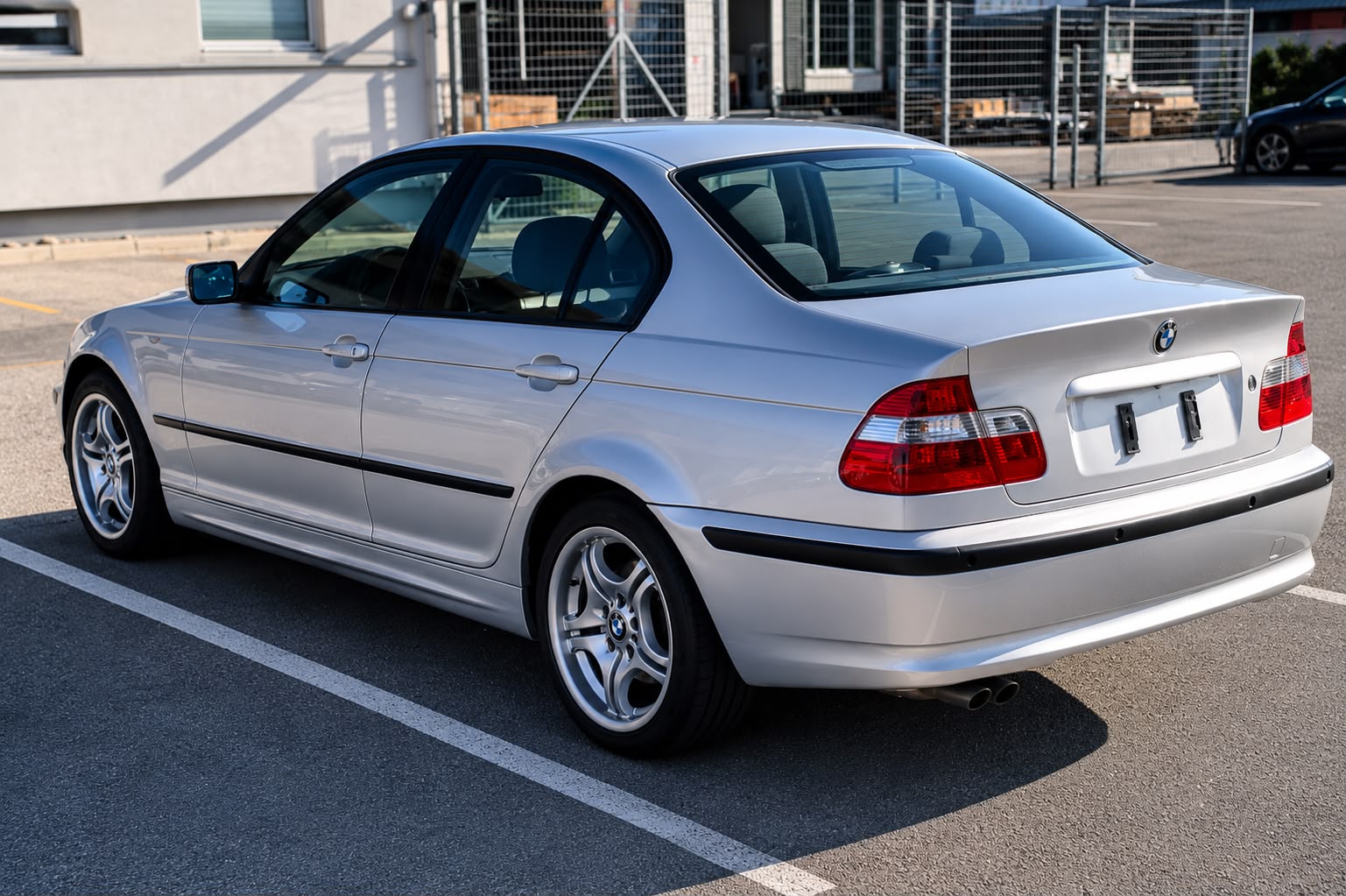 BMW 325i-image-3