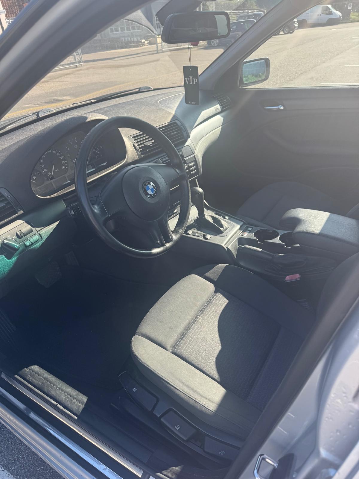 BMW 325i-image-7