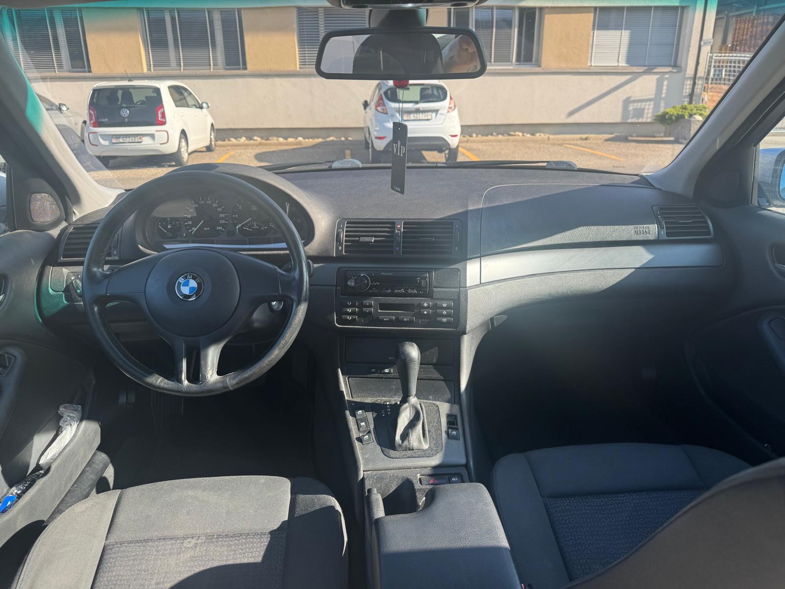 BMW 325i-image-6