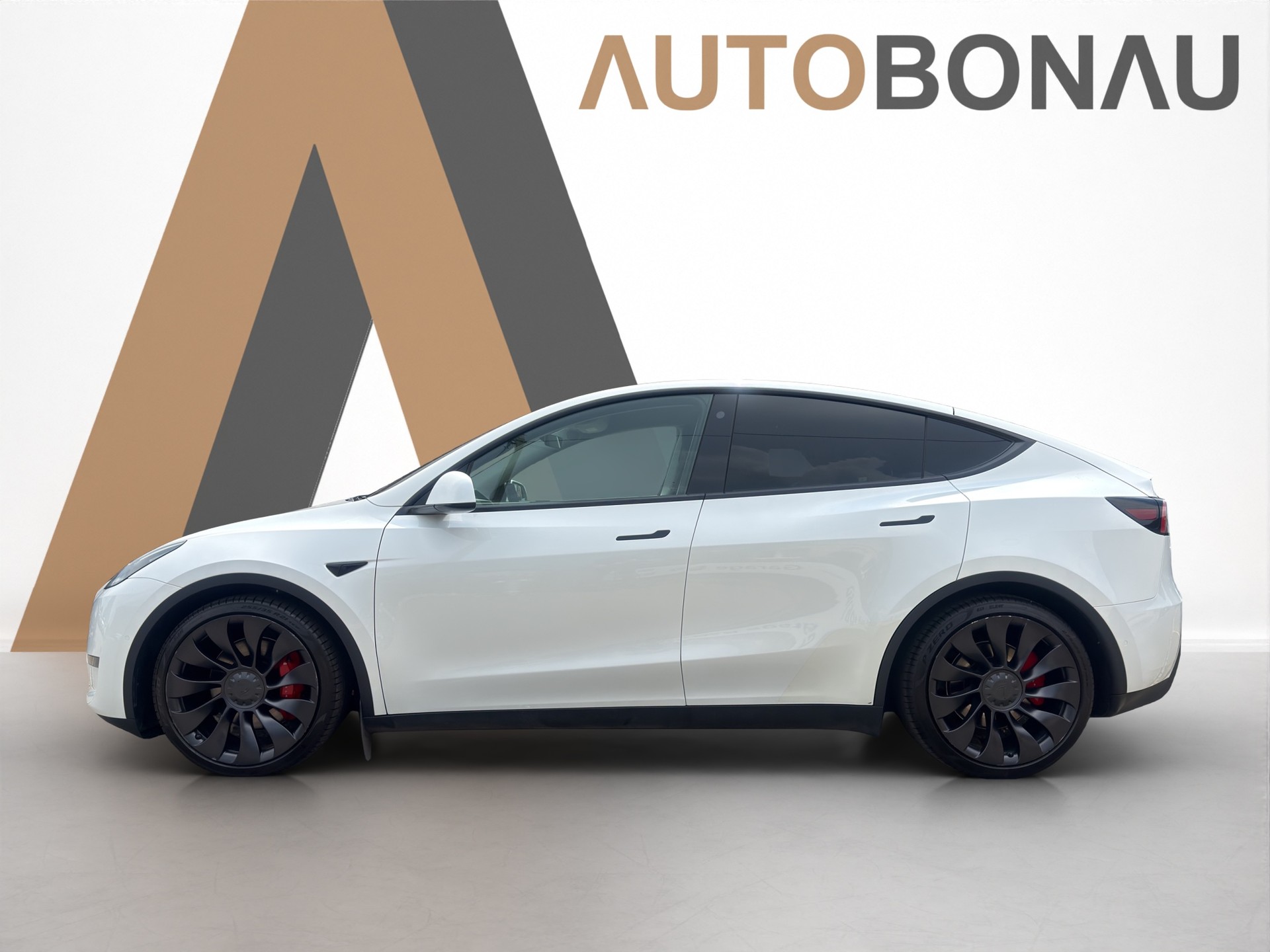 TESLA Model Y Performance D-showroom-element-1