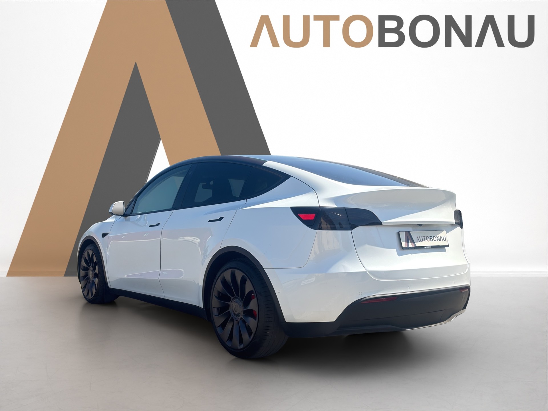 TESLA Model Y Performance D-showroom-element-2