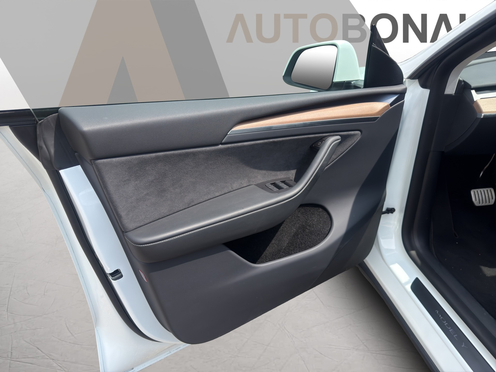 TESLA Model Y Performance D-image-10