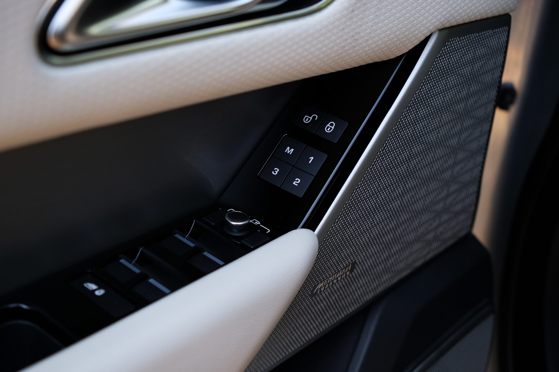 LAND ROVER Range Rover Velar R-Dynamic P 250 SE Automatic-image-26