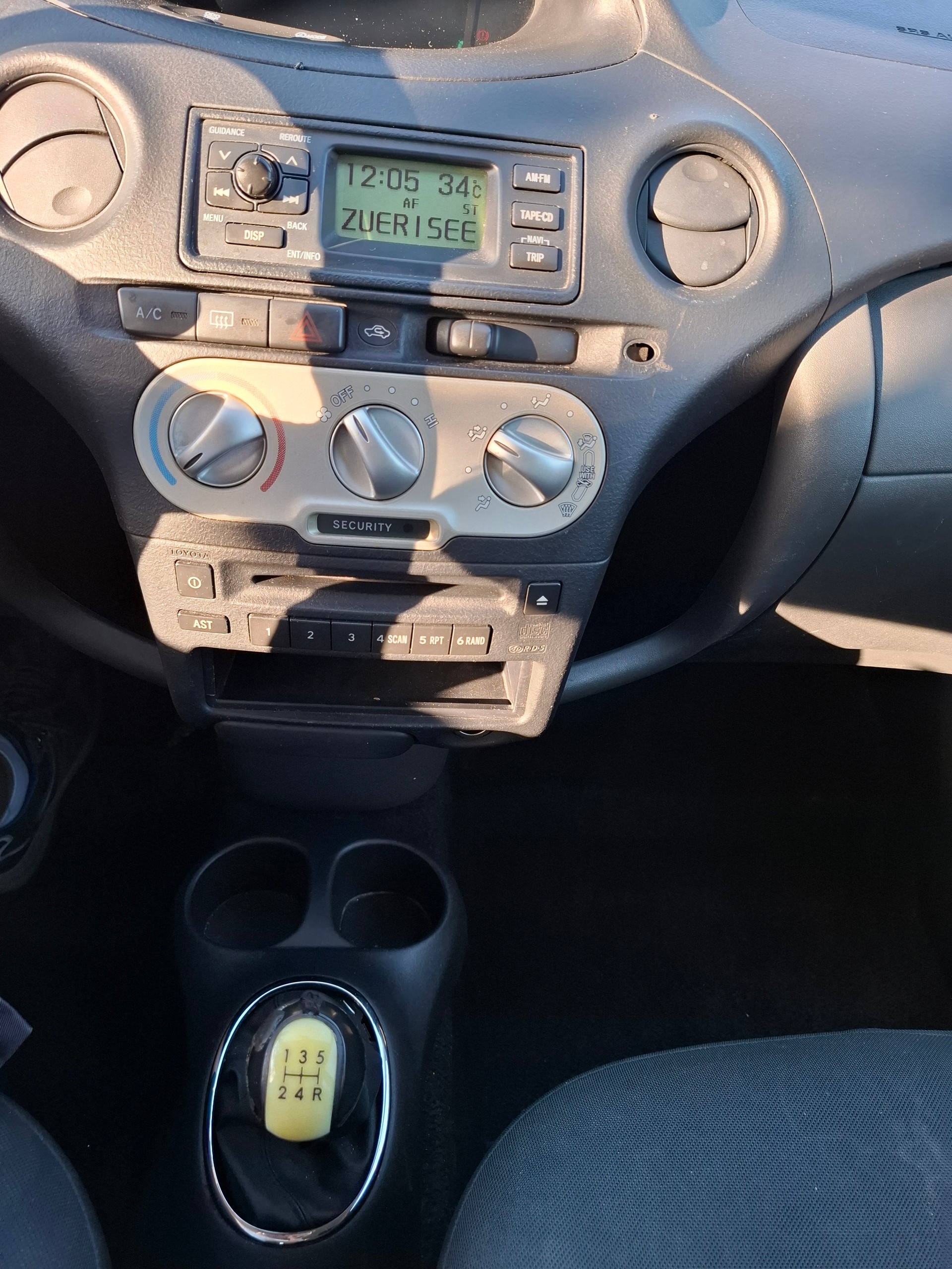TOYOTA Yaris 1.0 Linea Sol-image-12