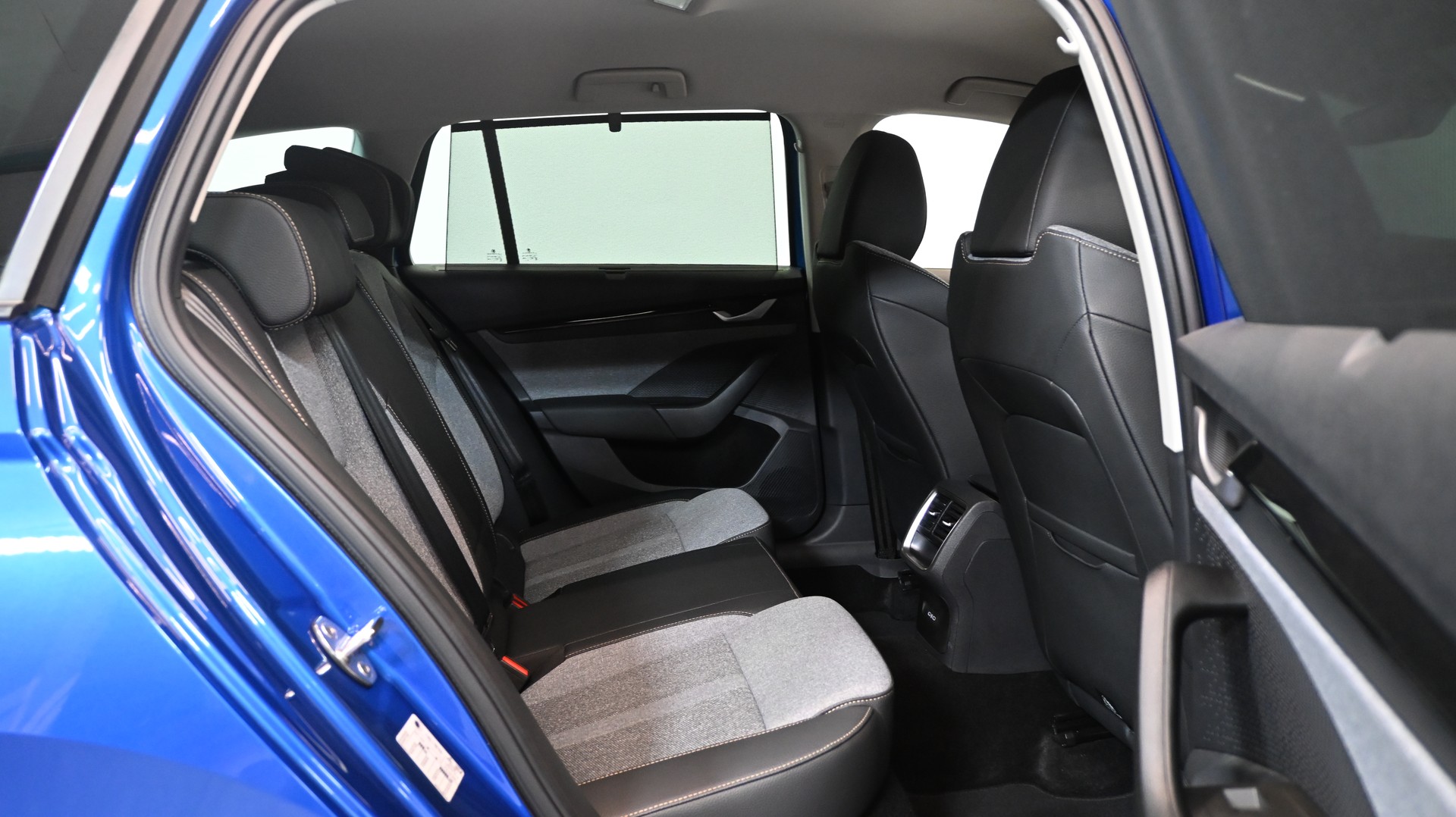 SKODA Octavia Combi 1.5 TSI mHEV DSG Selection FACELIFTING-image-6