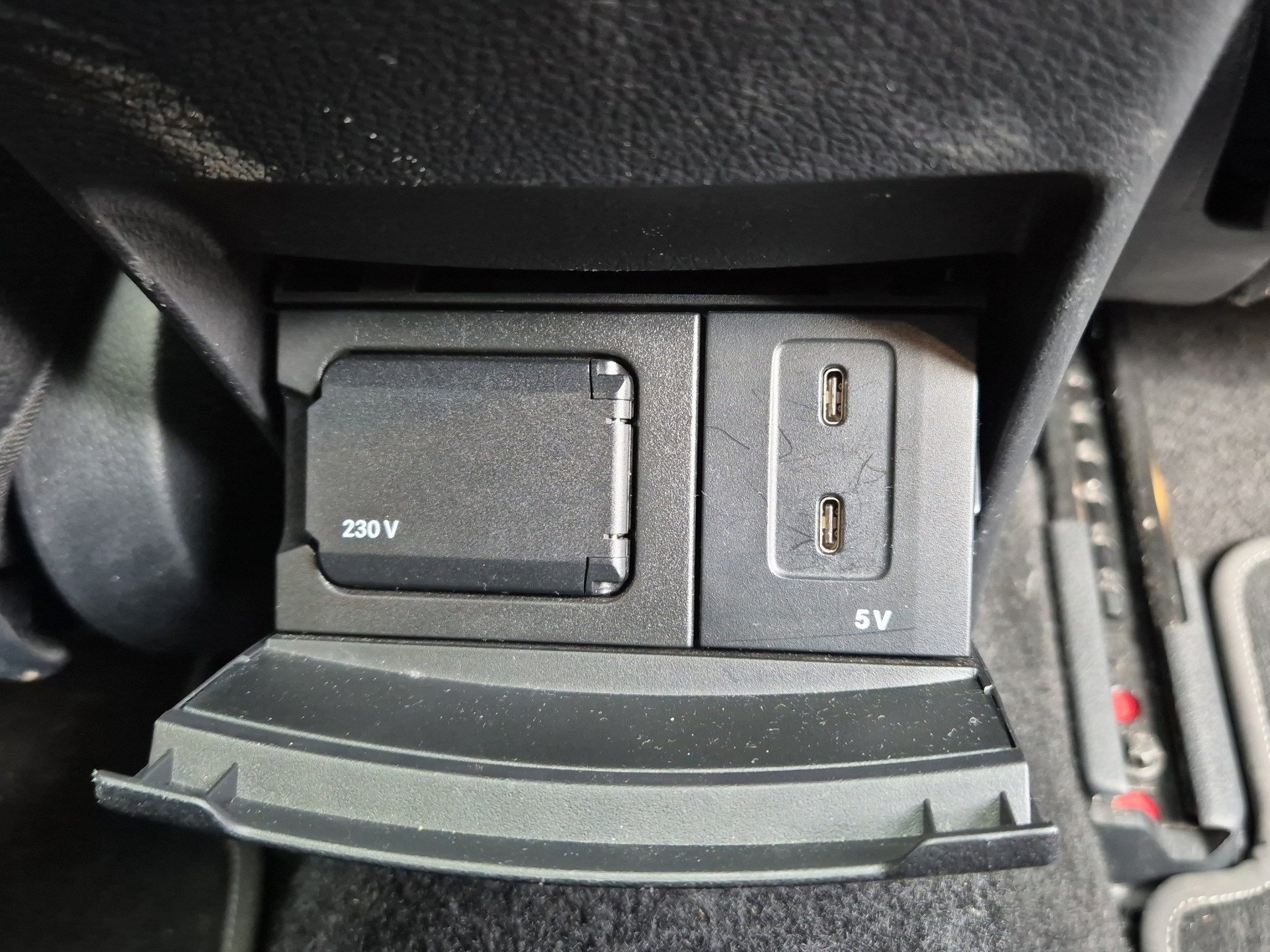 MERCEDES-BENZ CLA 200-image-9