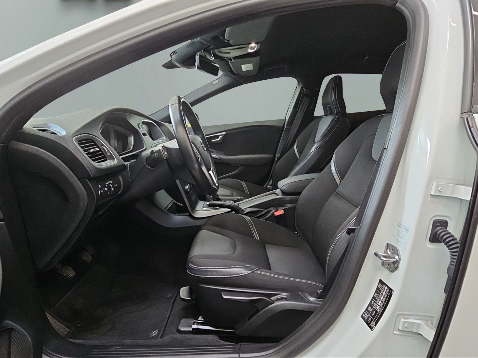 VOLVO V40 D3 Momentum-image-8