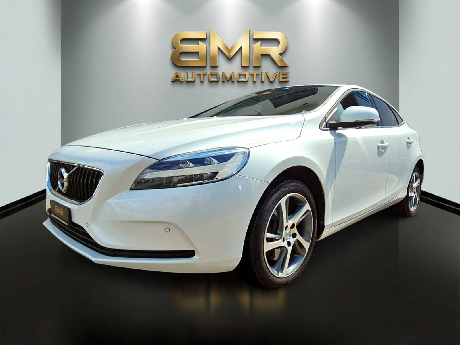 VOLVO V40 D3 Momentum-image-0