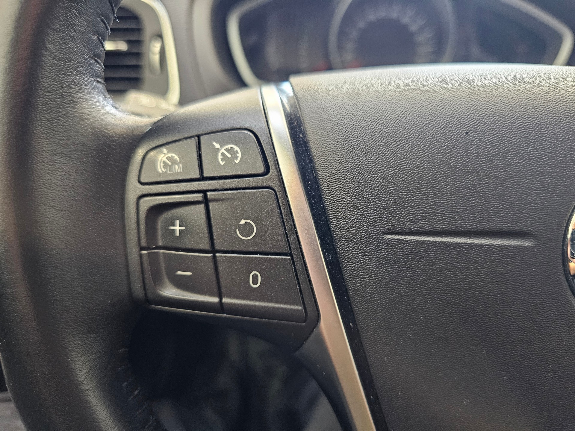 VOLVO V40 D3 Momentum-image-11