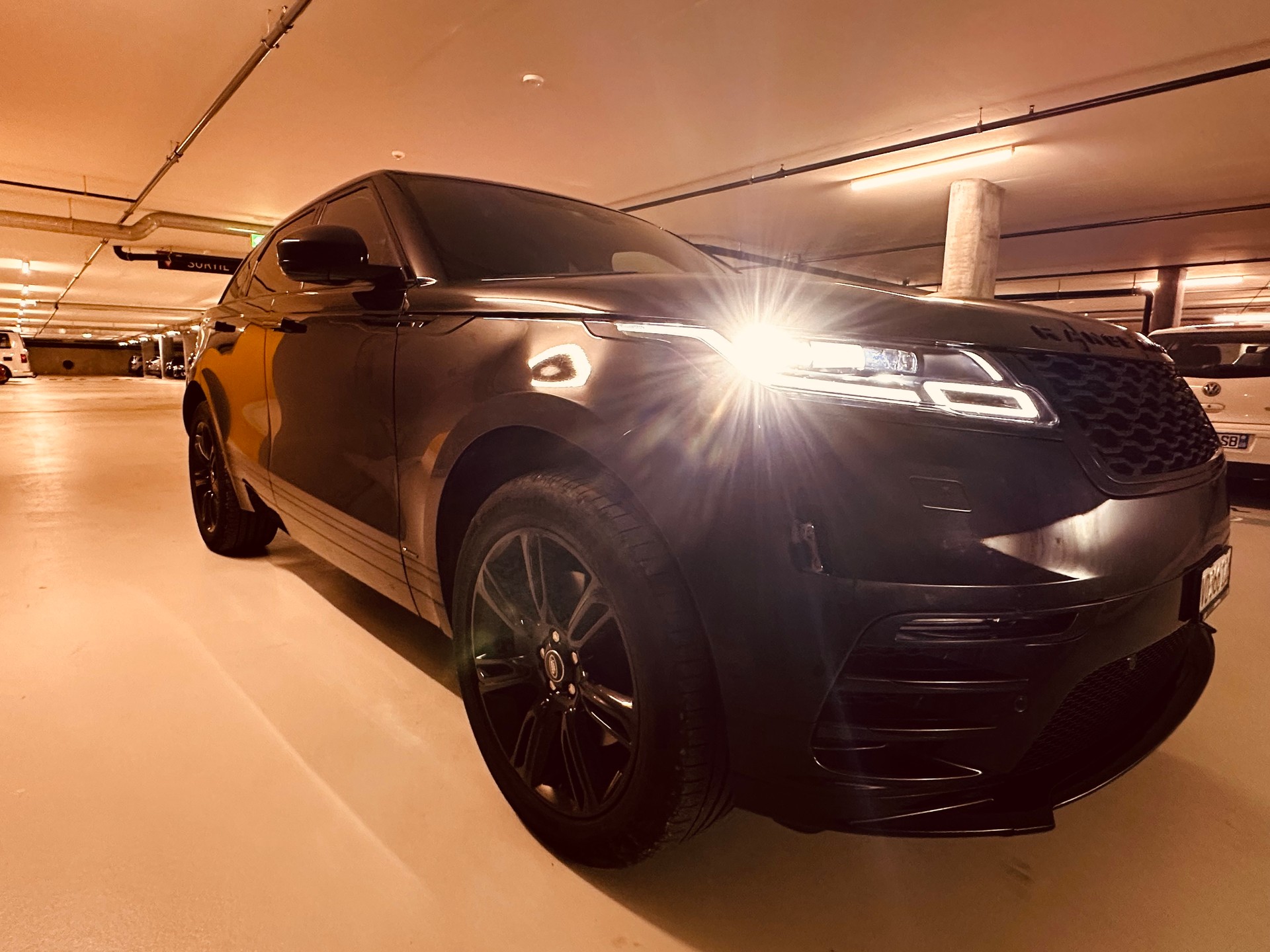 LAND ROVER 2.0 T R-Dynamic SE-image-9