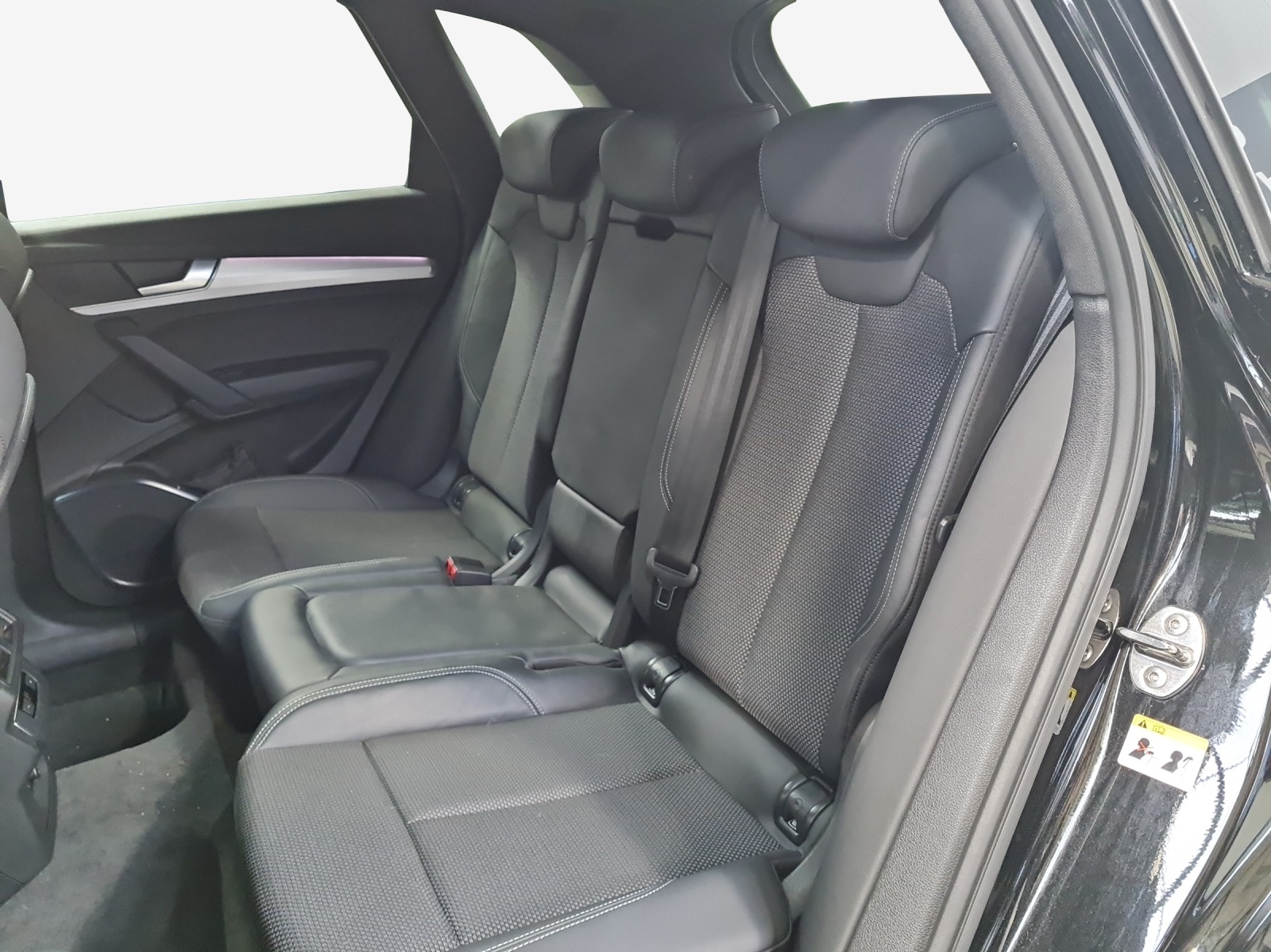 AUDI Q5 40 TDI Black Edition quattro S-tronic-image-11